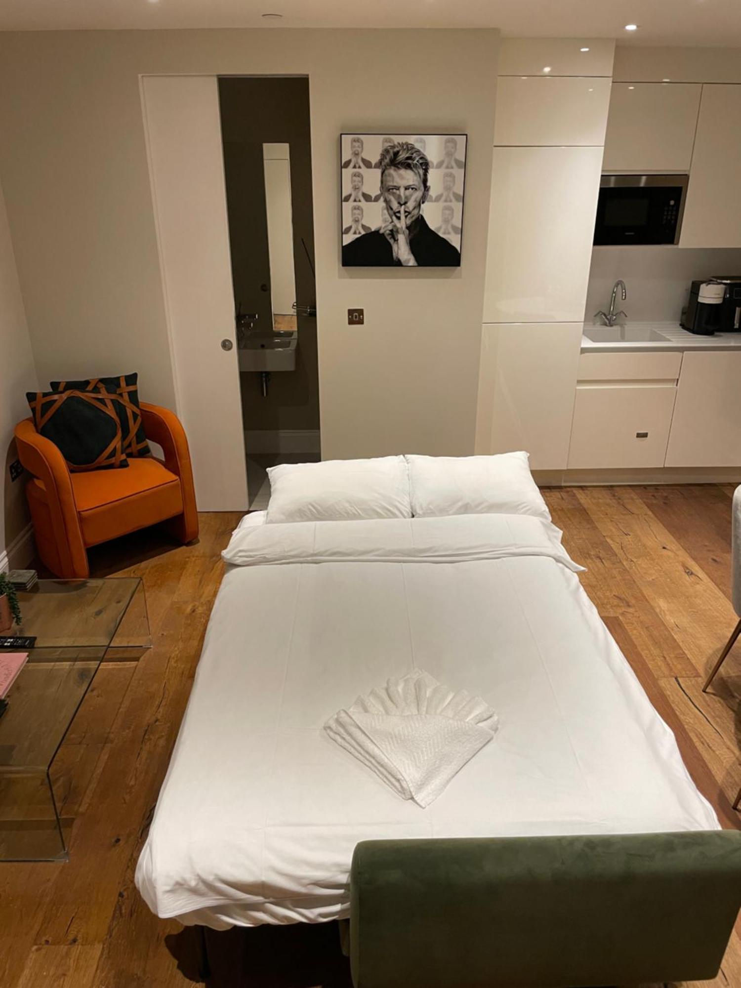 Soho Harmony Haven: Chic 2-bed, 2-bath Urban Retreat Apartment