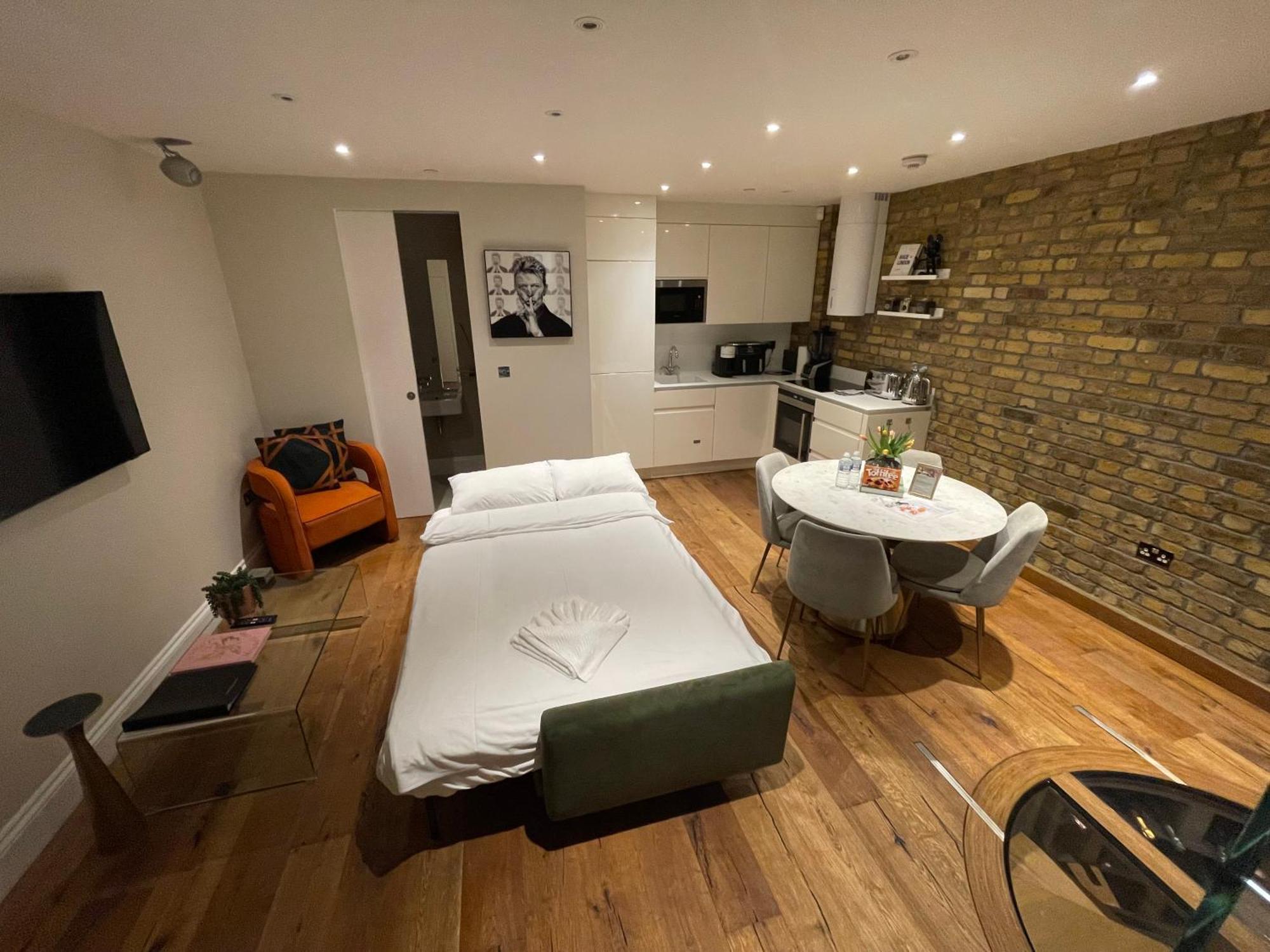 Soho Harmony Haven: Chic 2-bed, 2-bath Urban Retreat * London