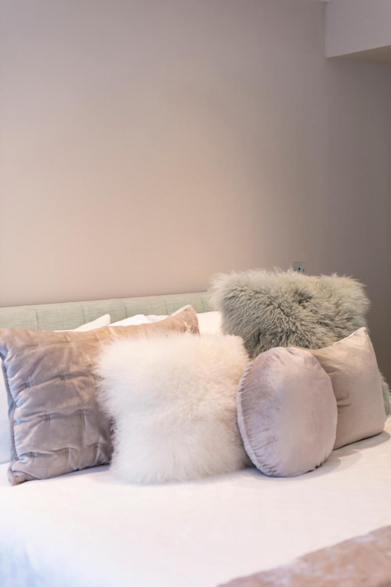 Soho Harmony Haven: Chic 2-bed, 2-bath Urban Retreat Apartment London