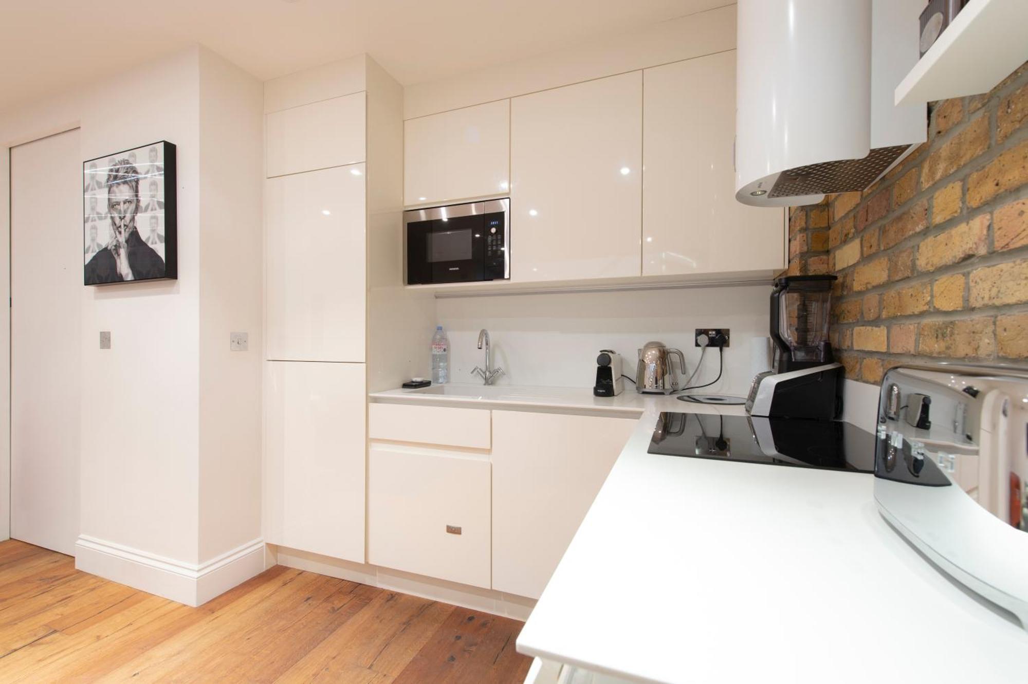 Soho Harmony Haven: Chic 2-bed, 2-bath Urban Retreat