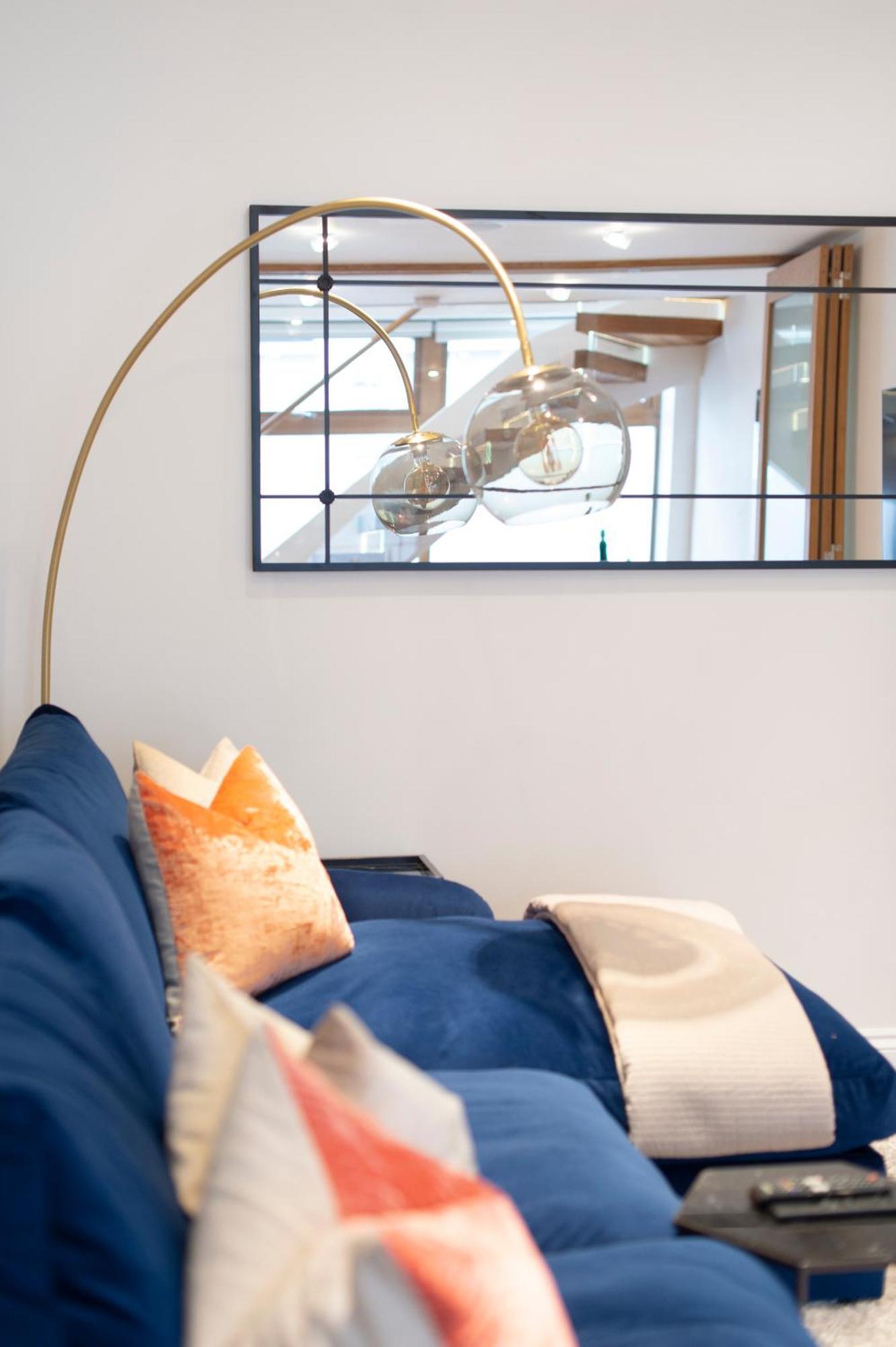 Soho Harmony Haven: Chic 2-bed, 2-bath Urban Retreat Apartment London