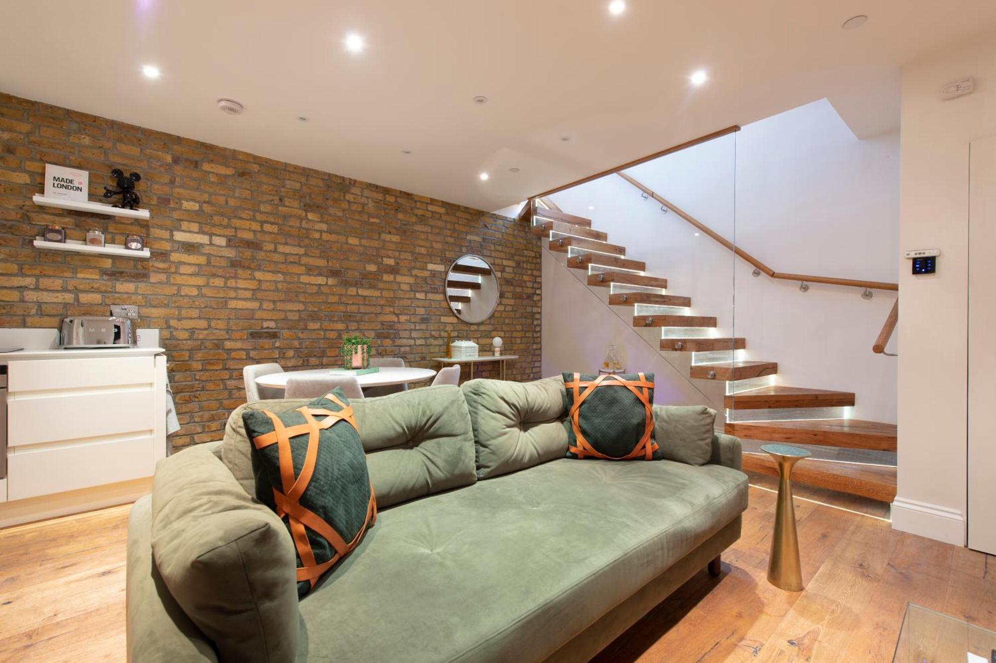 Soho Harmony Haven: Chic 2-bed, 2-bath Urban Retreat *
