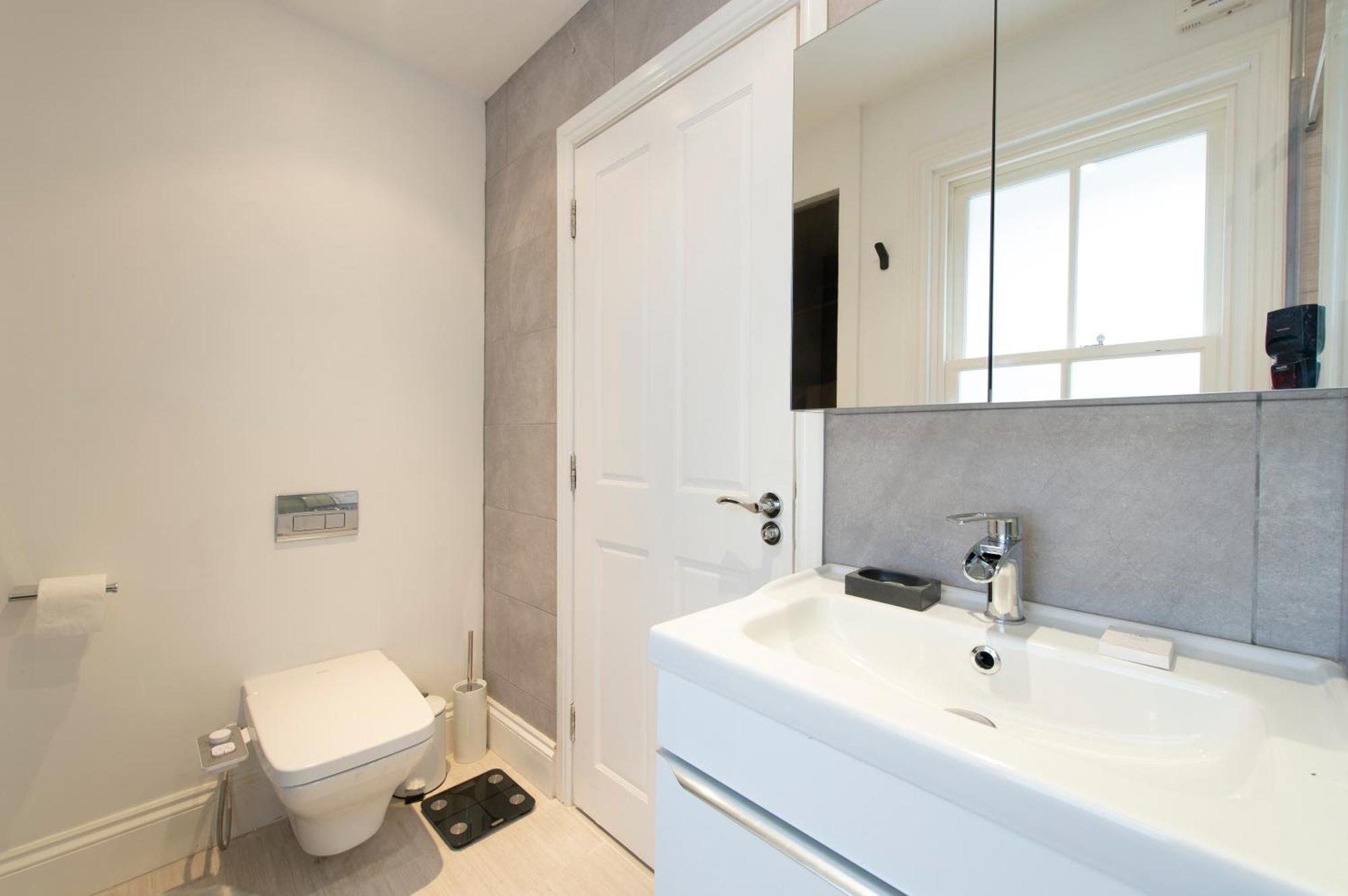 Apartment Soho Harmony Haven: Chic 2-bed, 2-bath Urban Retreat London