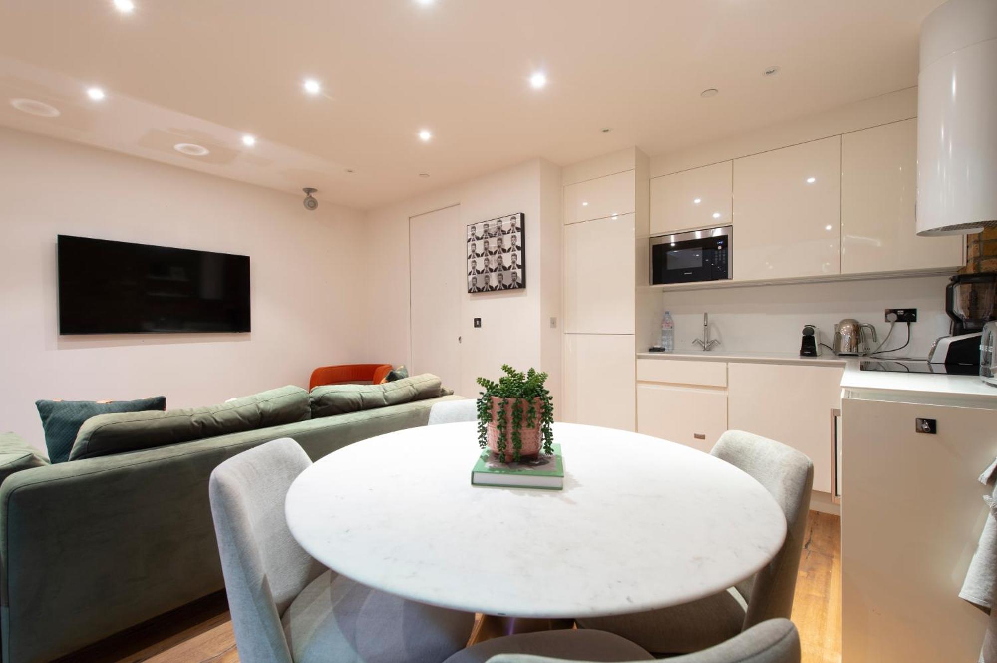 Soho Harmony Haven: Chic 2-bed, 2-bath Urban Retreat *