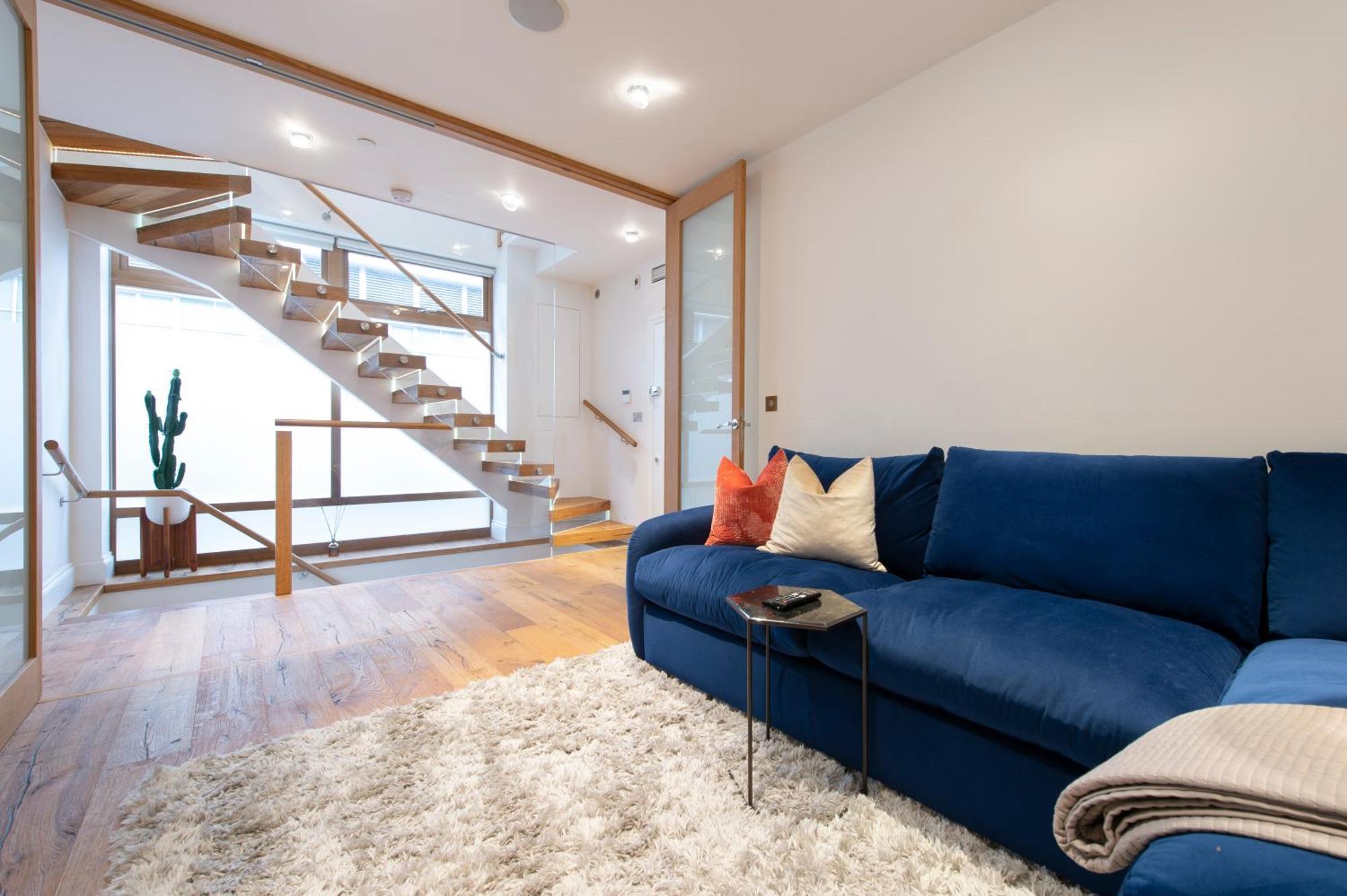 Soho Harmony Haven: Chic 2-bed, 2-bath Urban Retreat *