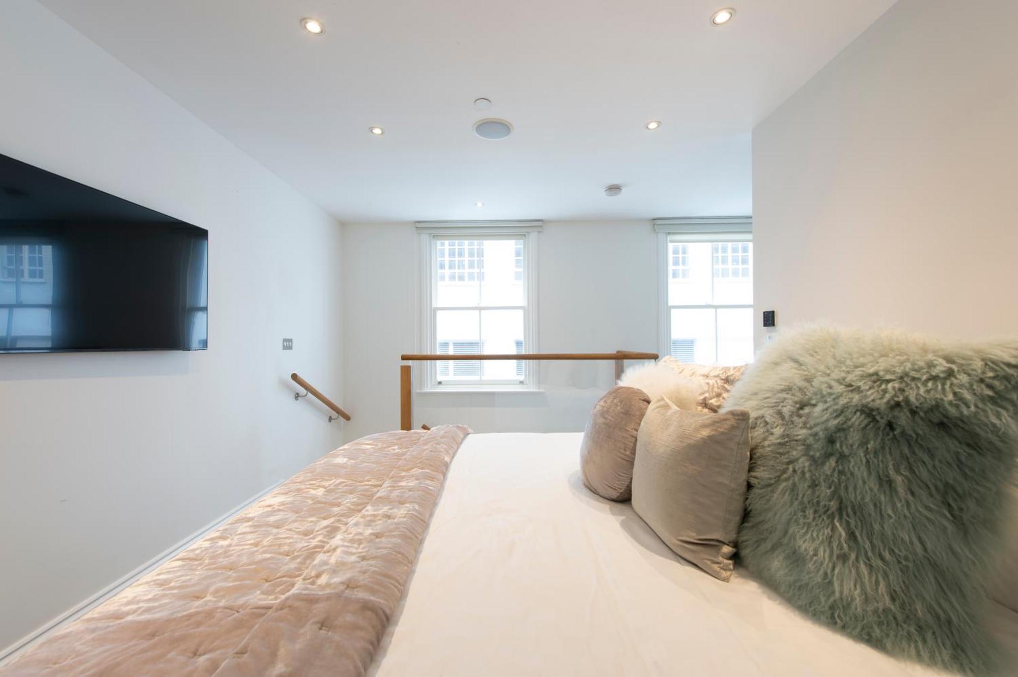 Soho Harmony Haven: Chic 2-bed, 2-bath Urban Retreat London