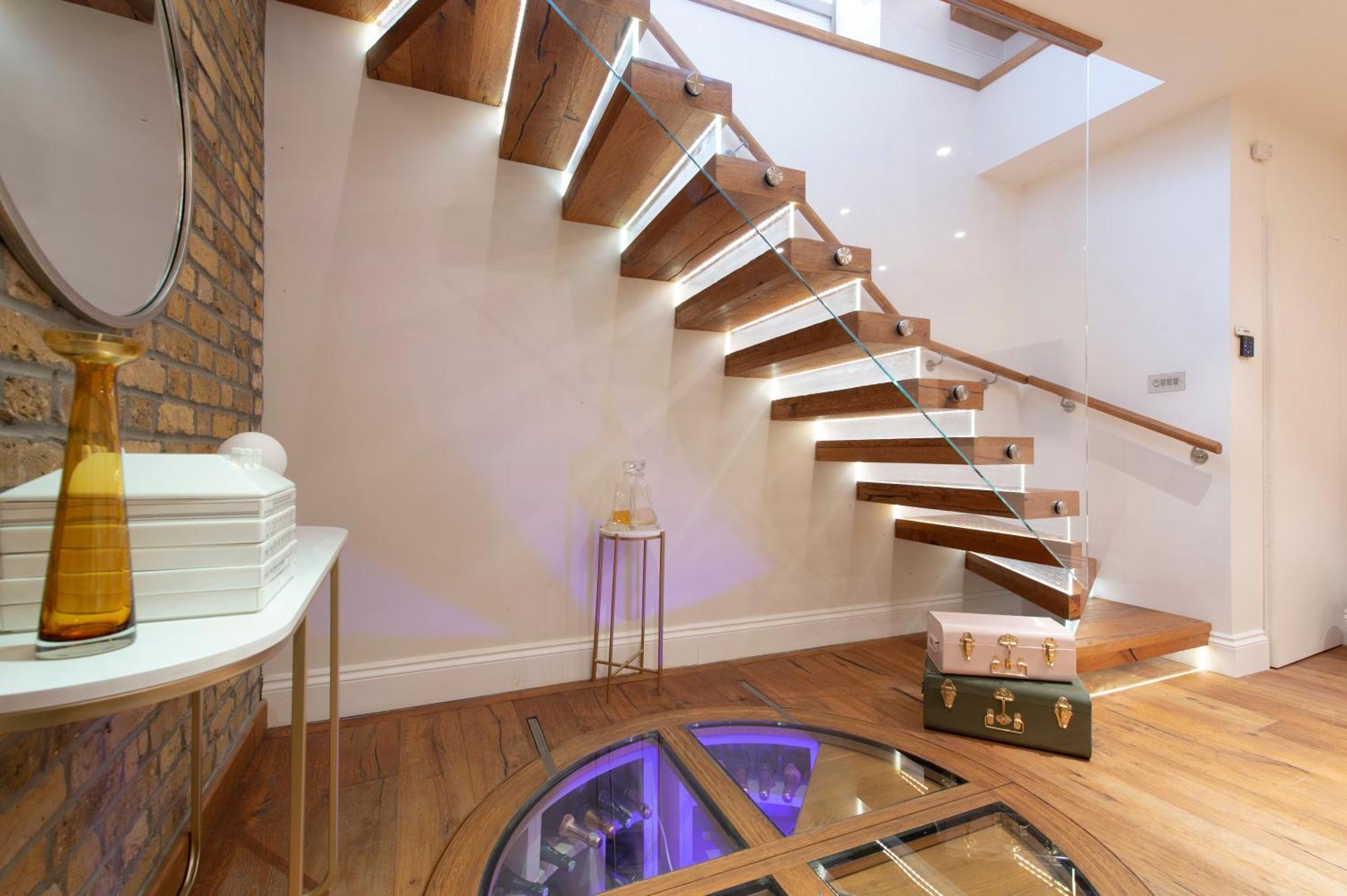 Apartment Soho Harmony Haven: Chic 2-bed, 2-bath Urban Retreat London