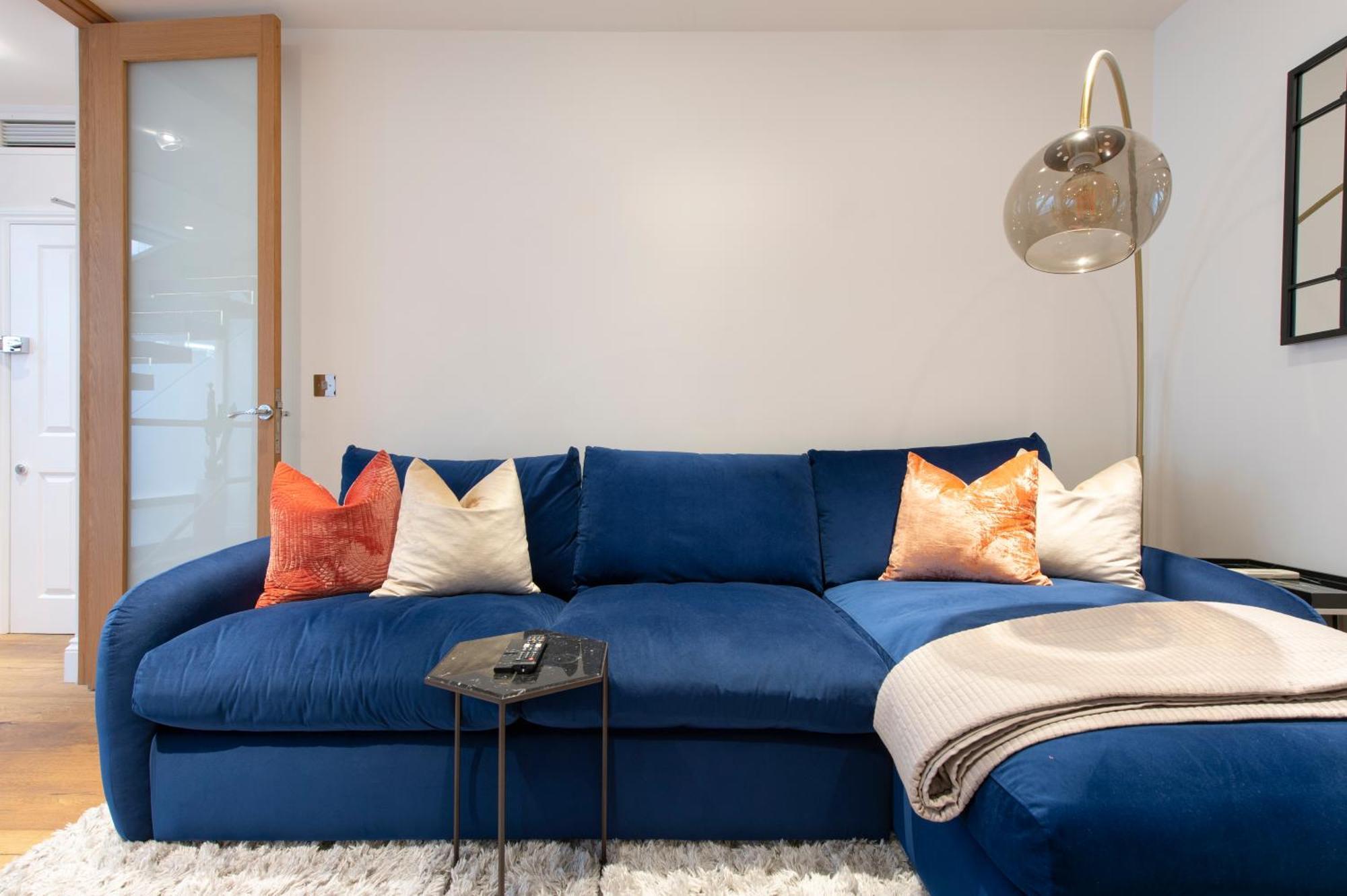 Soho Harmony Haven: Chic 2-bed, 2-bath Urban Retreat London