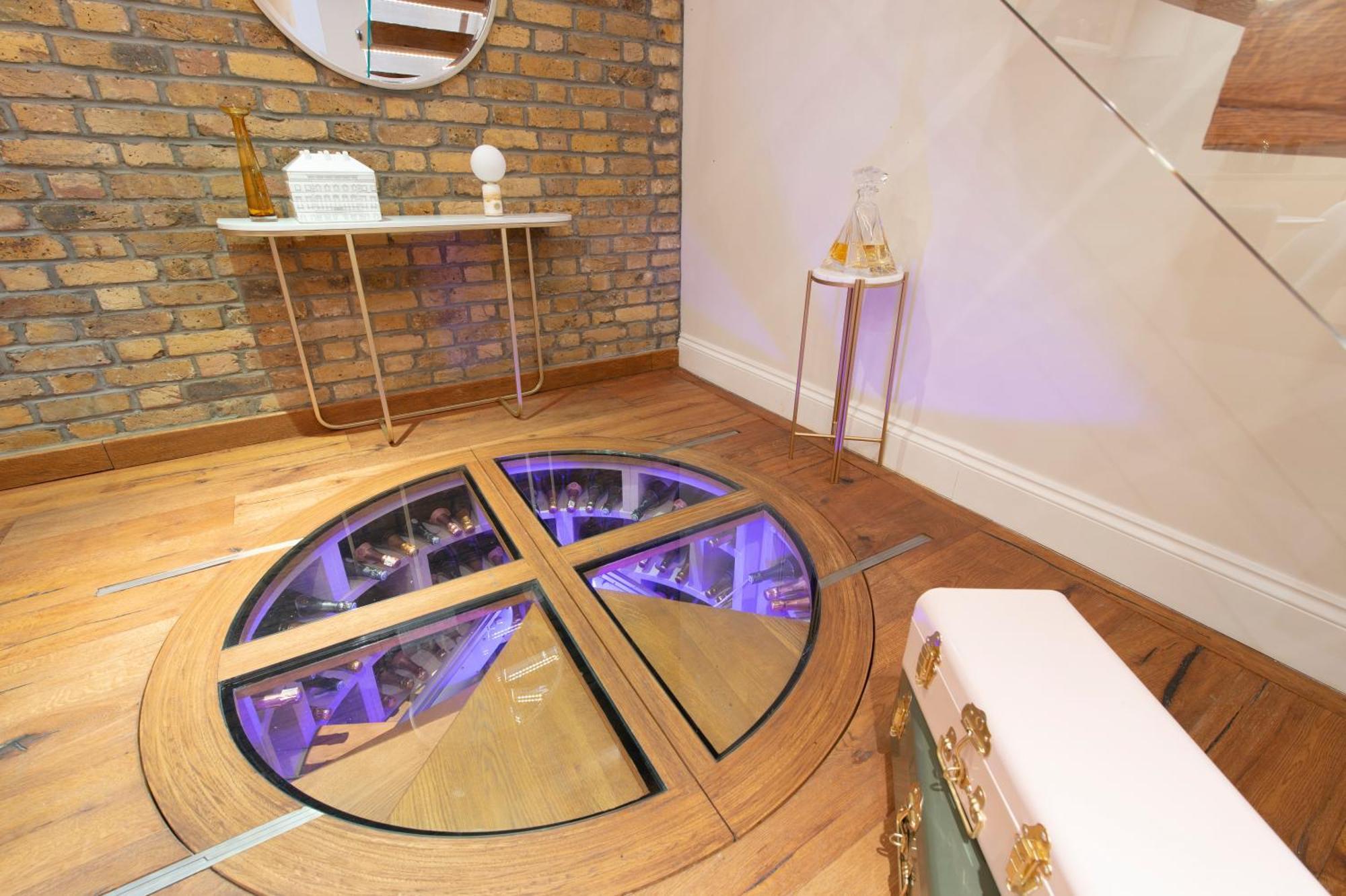 Soho Harmony Haven: Chic 2-bed, 2-bath Urban Retreat Apartment