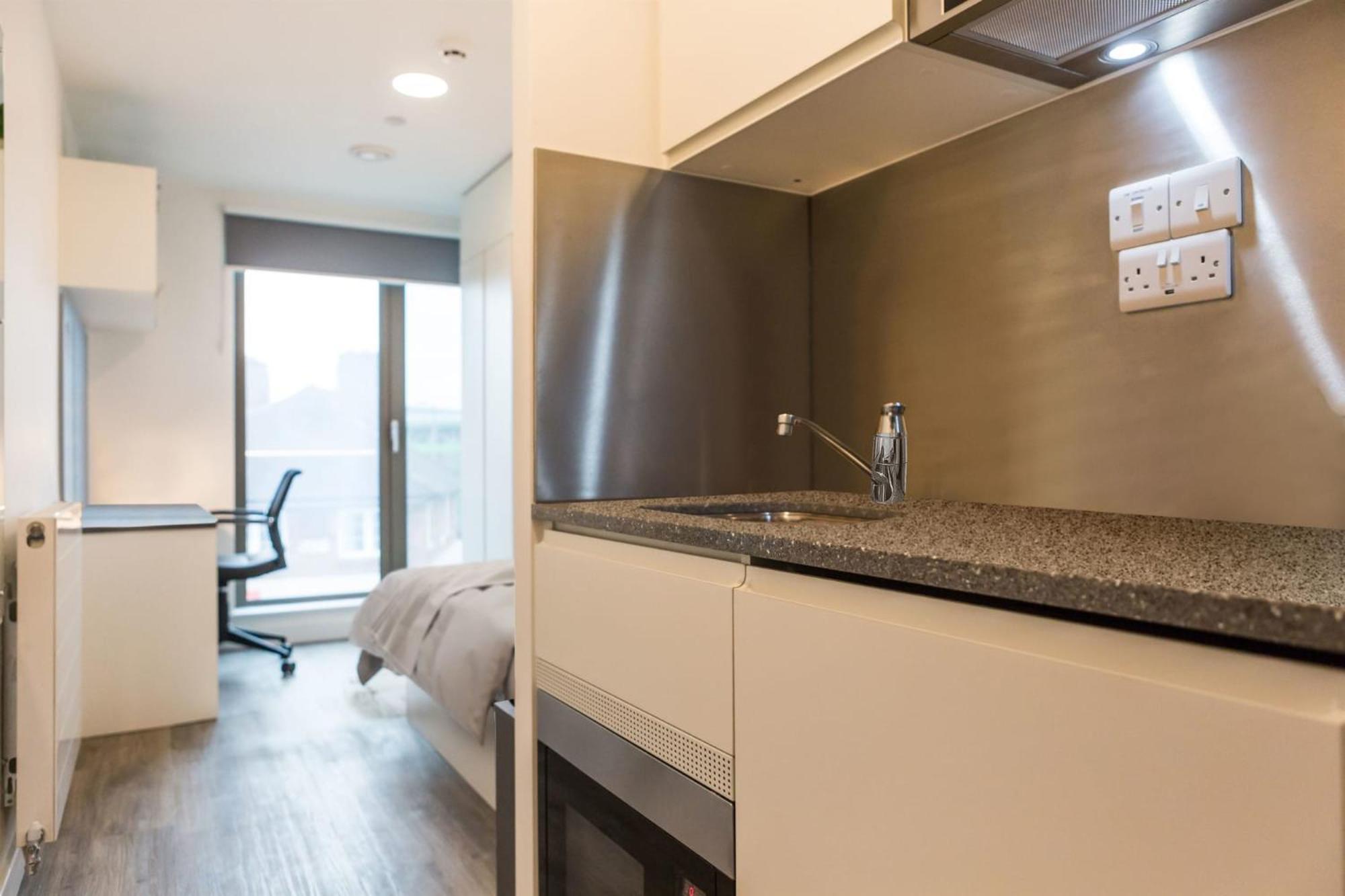 Modern En-suite In White Londres