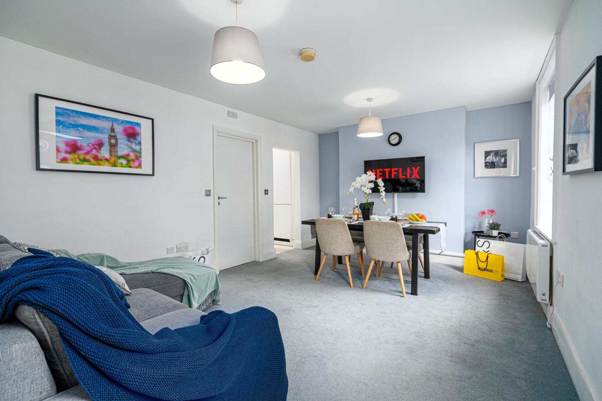 Selfridges Parkside Haven - 2 Bedroom Apartment * London