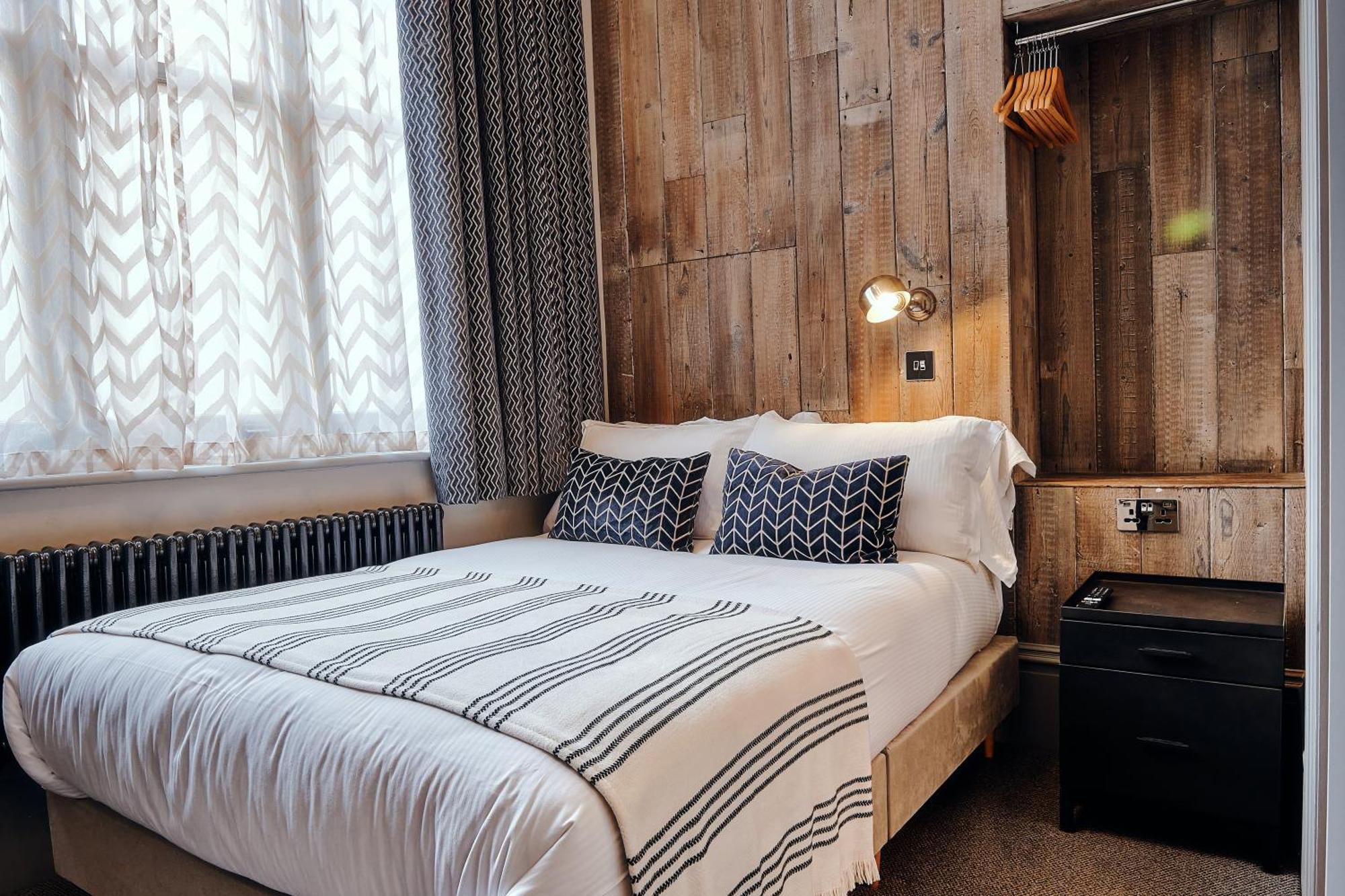 Inn The Black Lion Pub & Boutique