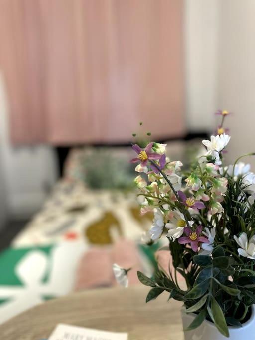 Homey Flat In Heart Of Apartment *