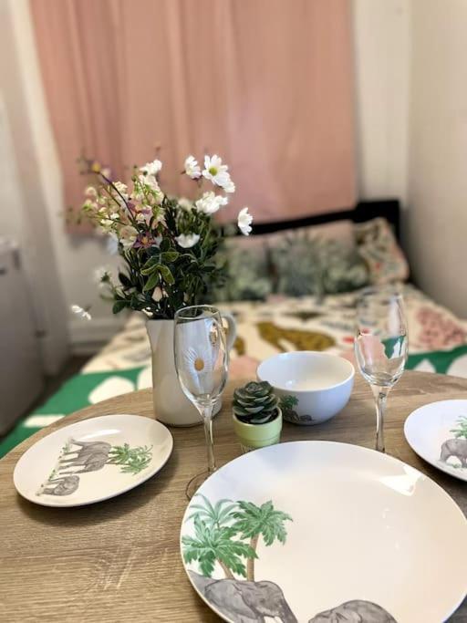 Homey Flat In Heart Of Apartment *