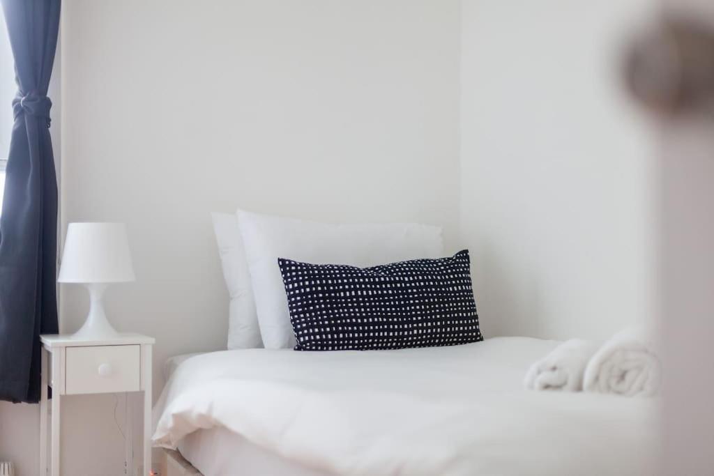 Modern Living In Stylish 3-bed Flat Londres