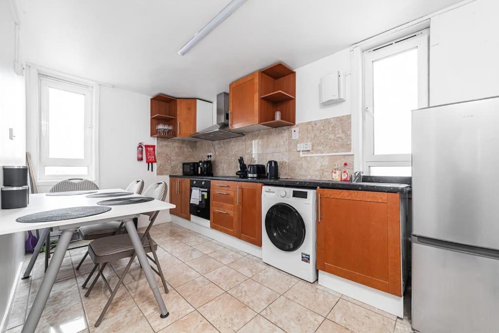 Modern Living In Stylish 3-bed Flat Londres