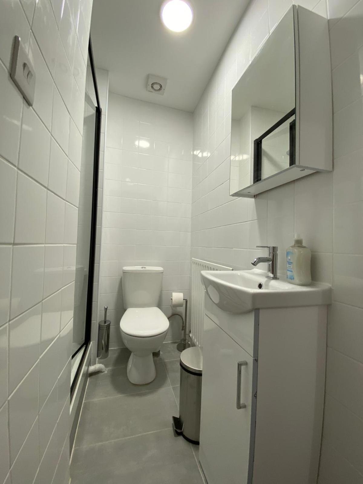 Gasthuis Comfy Private Bedrooms Across The Euston Station