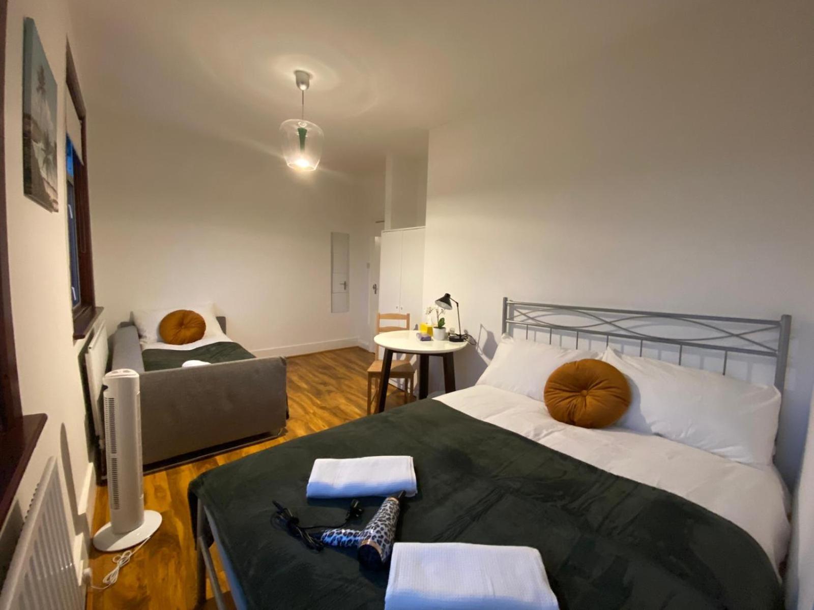 Gasthuis Comfy Private Bedrooms Across The Euston Station *