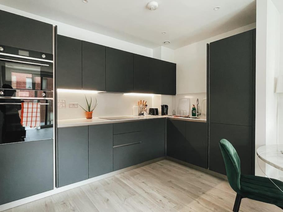 Modern New 2 Bedroom Flat *