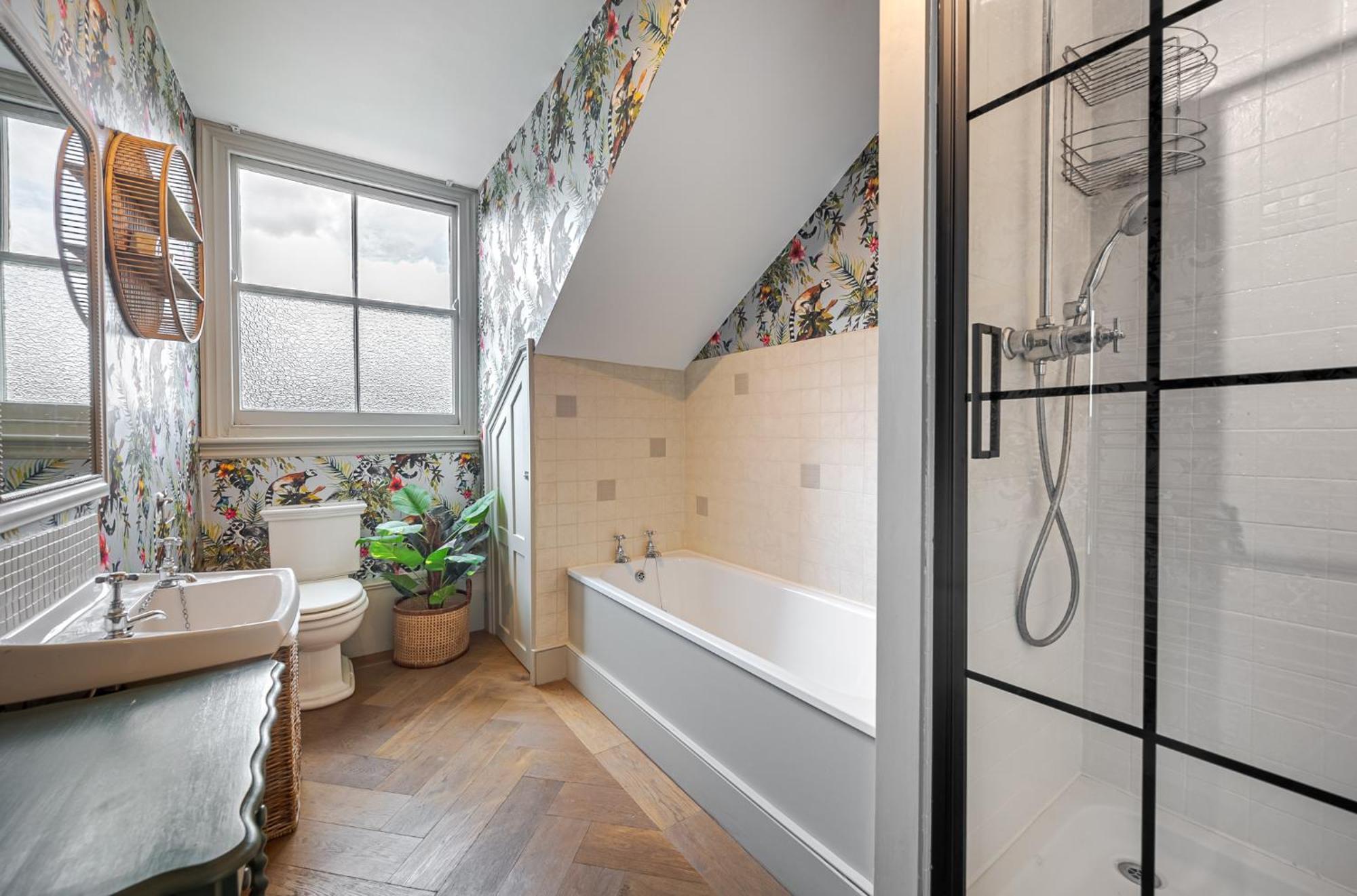 Heaver House - Stunning, Large 5br Nr Tube And Tooting Common Villa London