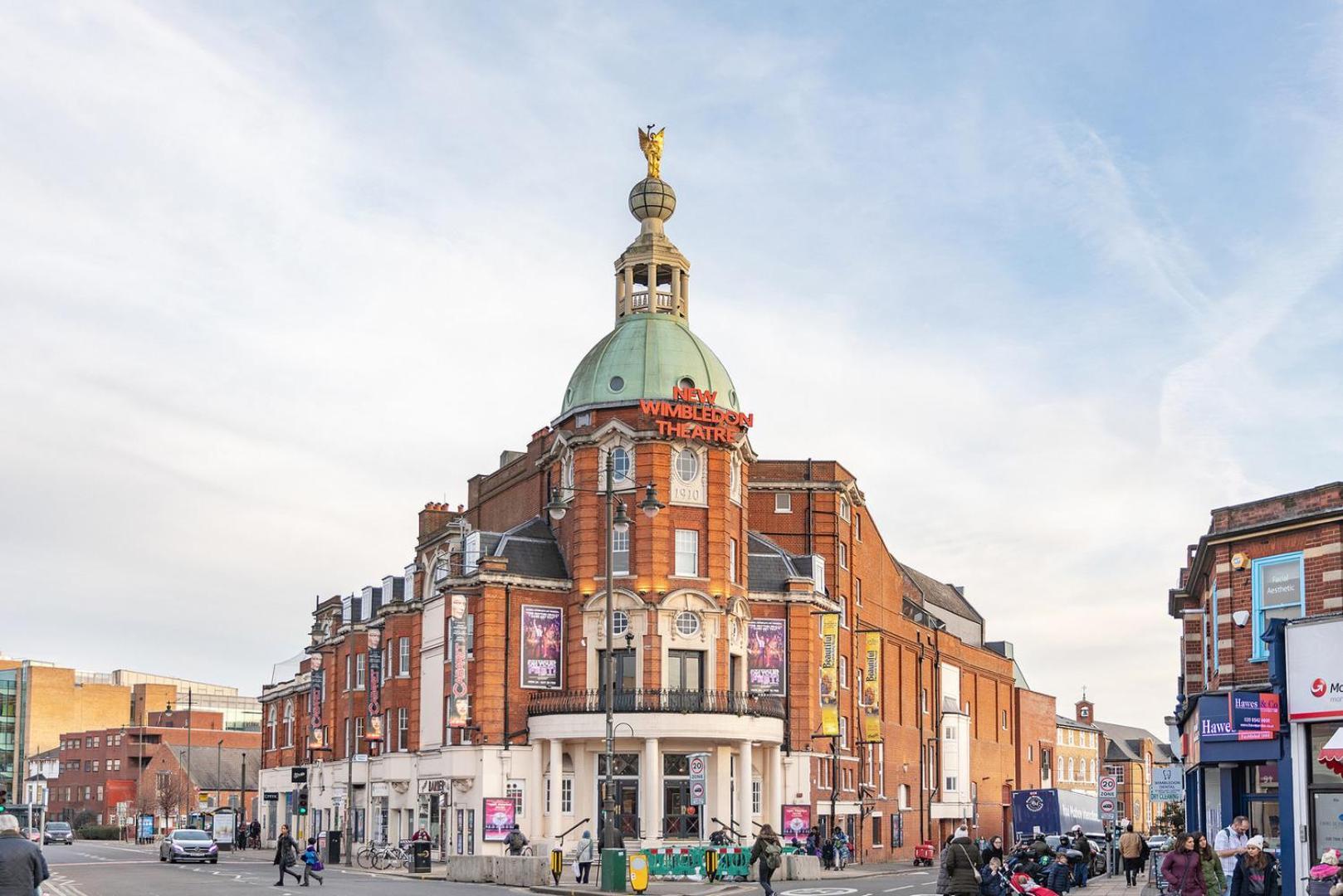 Veeve - Village Beauty * London
