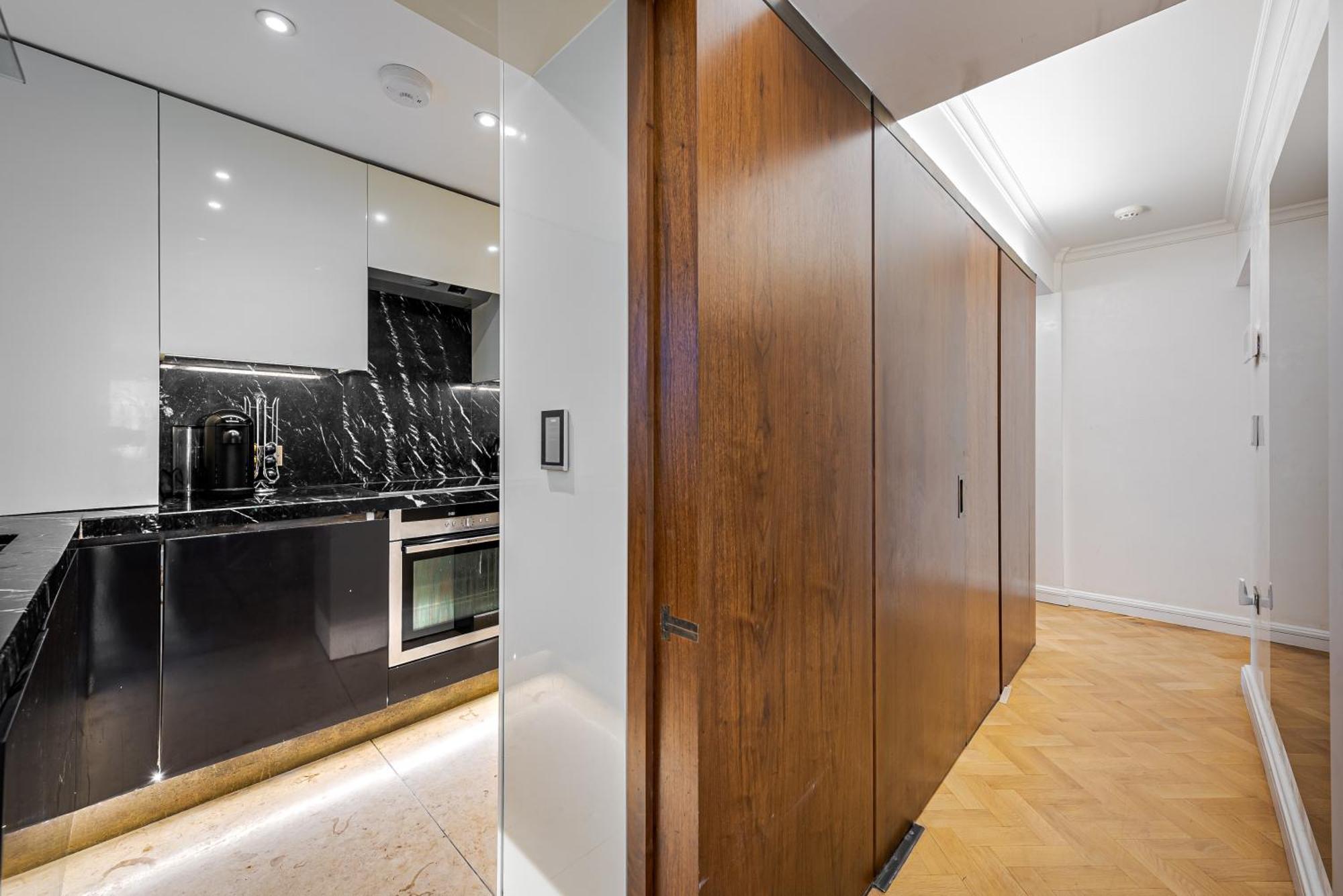 2br With Private Balcony Overlooking Harrods *