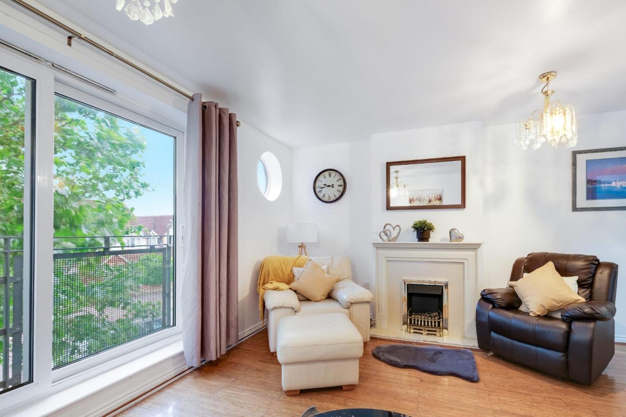 Mannys - & Cozy 4bed Diamond Apartment London