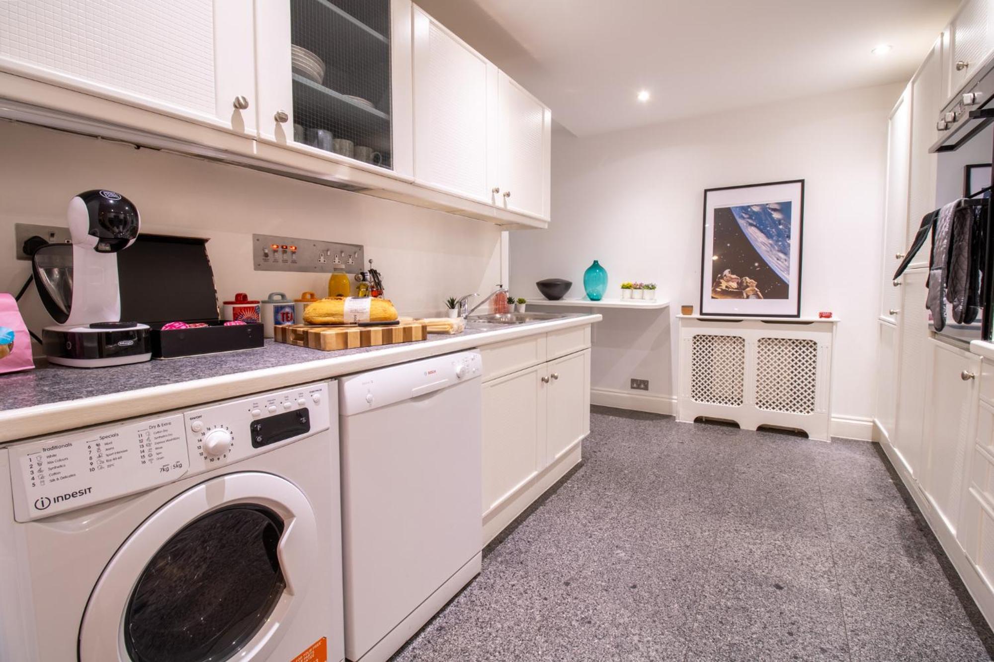 Old Spacious 2 Bedroom Flat With Pool Table Opposite Park 7 London
