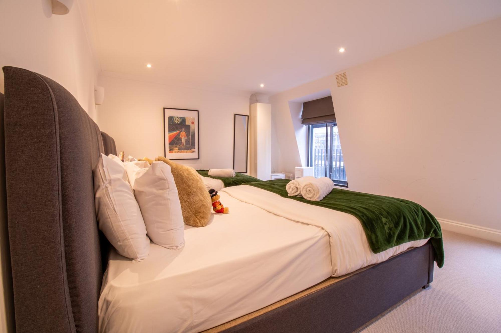 Old Spacious 2 Bedroom Flat With Pool Table Opposite Park 7 London
