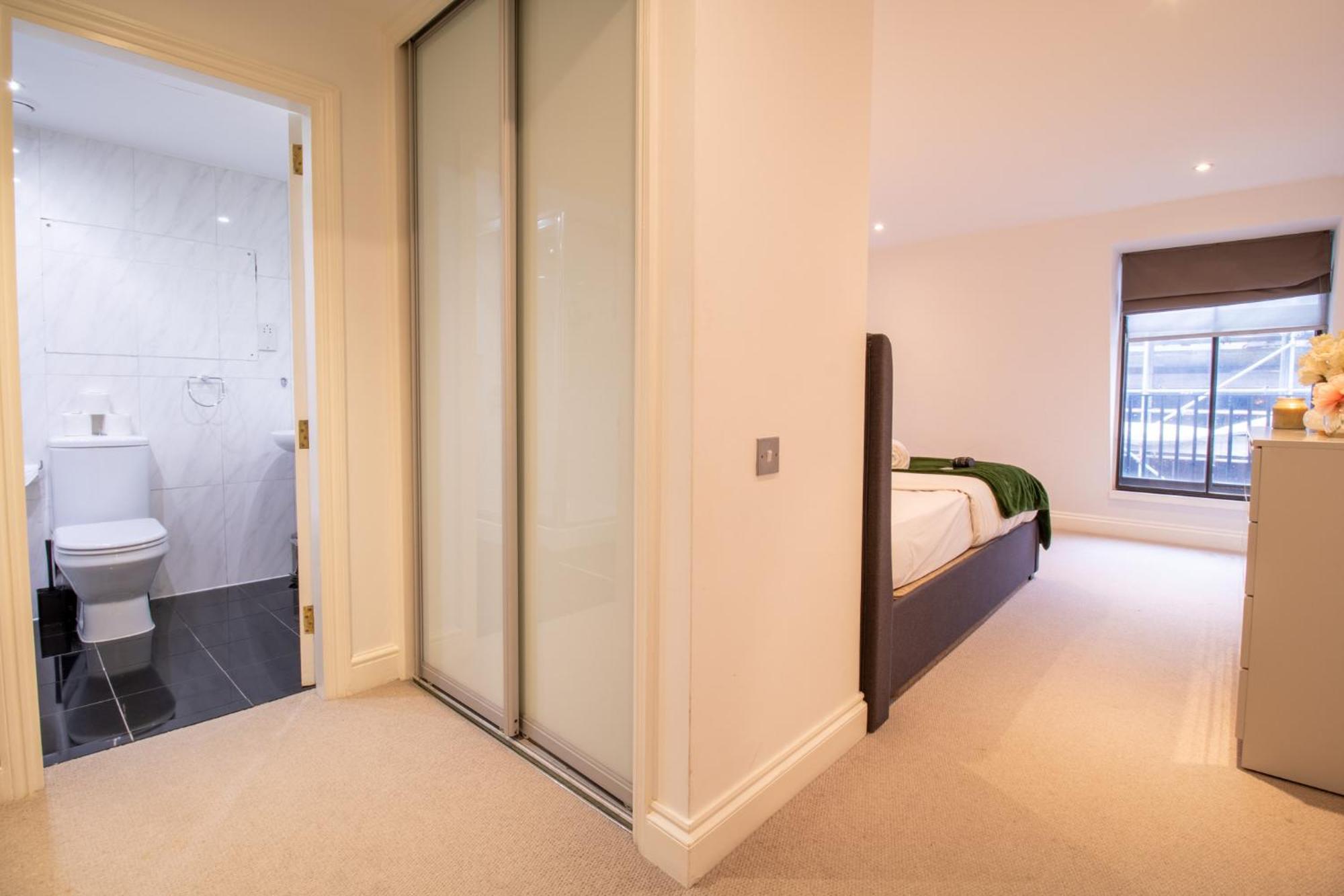 Old Spacious 2 Bedroom Flat With Pool Table Opposite Park 7