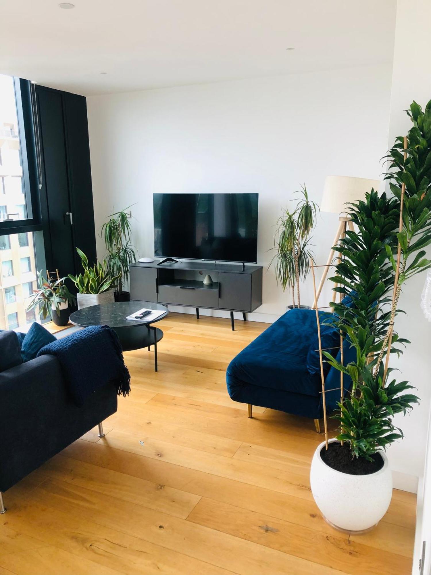 Luxury 2 Bedroom 20 Min From * London