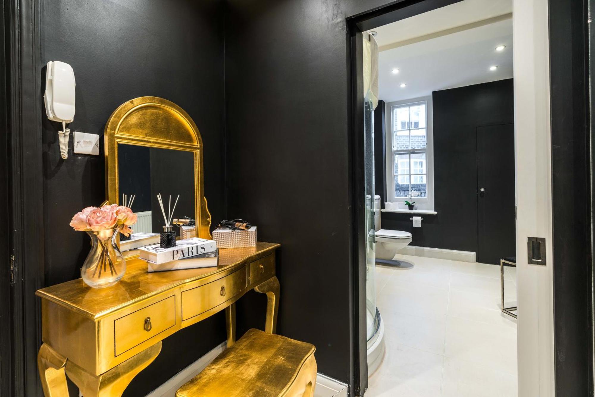 Buckinghampalace-belgravia-saintsjames-trafalgar Square-victoria London