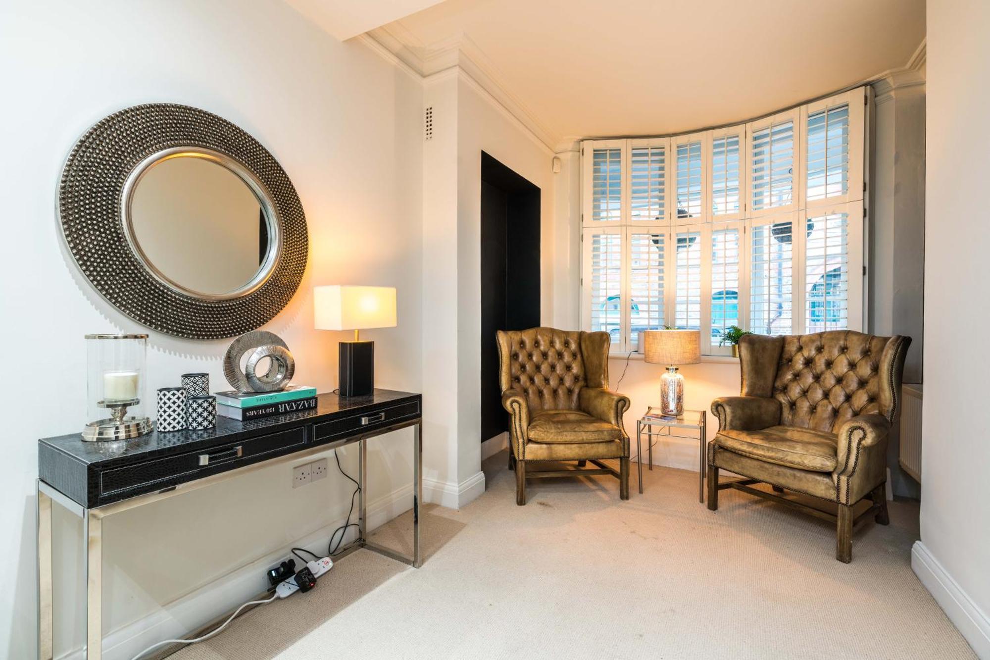 Buckinghampalace-belgravia-saintsjames-trafalgar Square-victoria * London