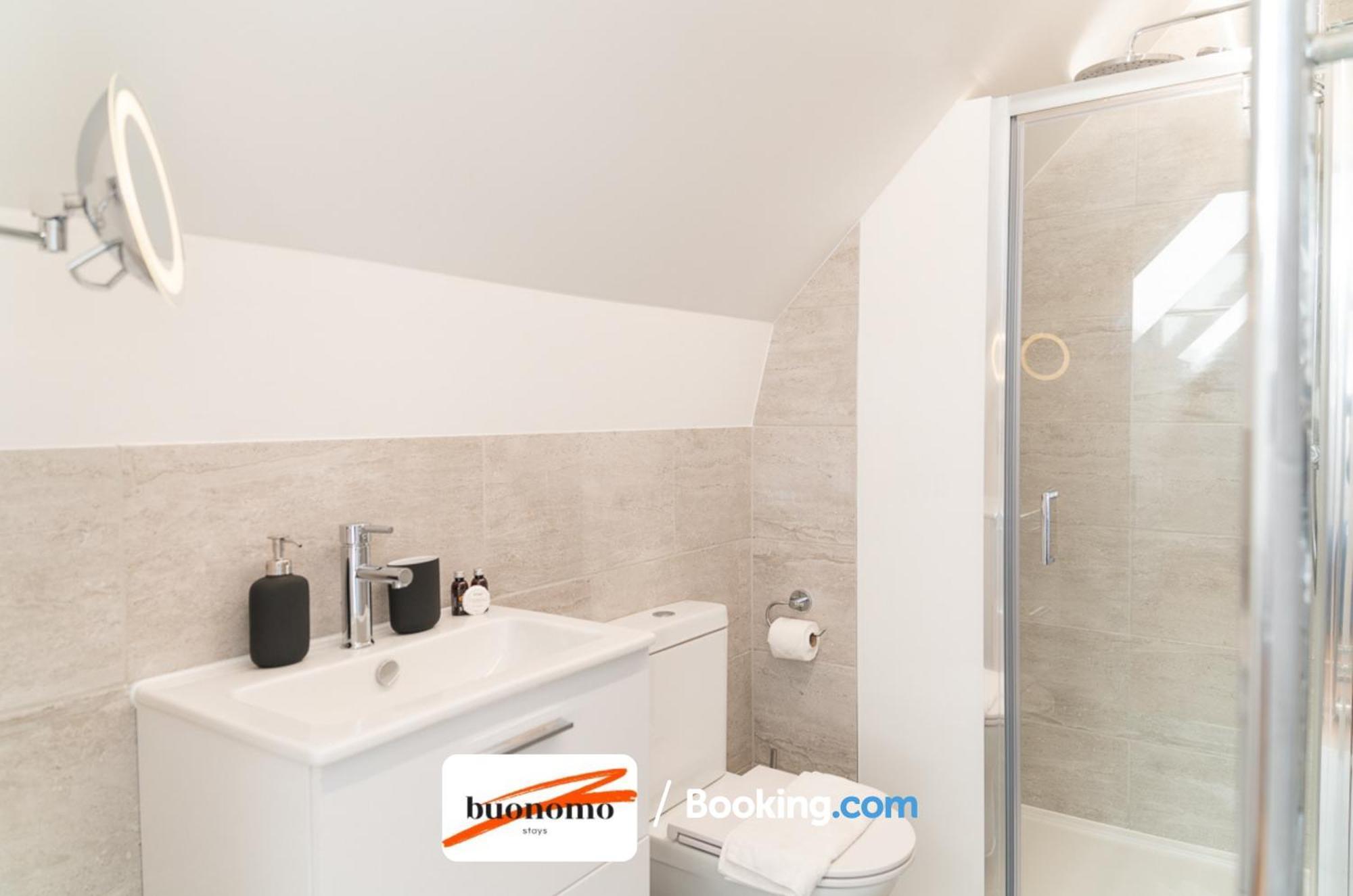 Two Bedroom At Buonomo Short Lets & Serviced * Londen
