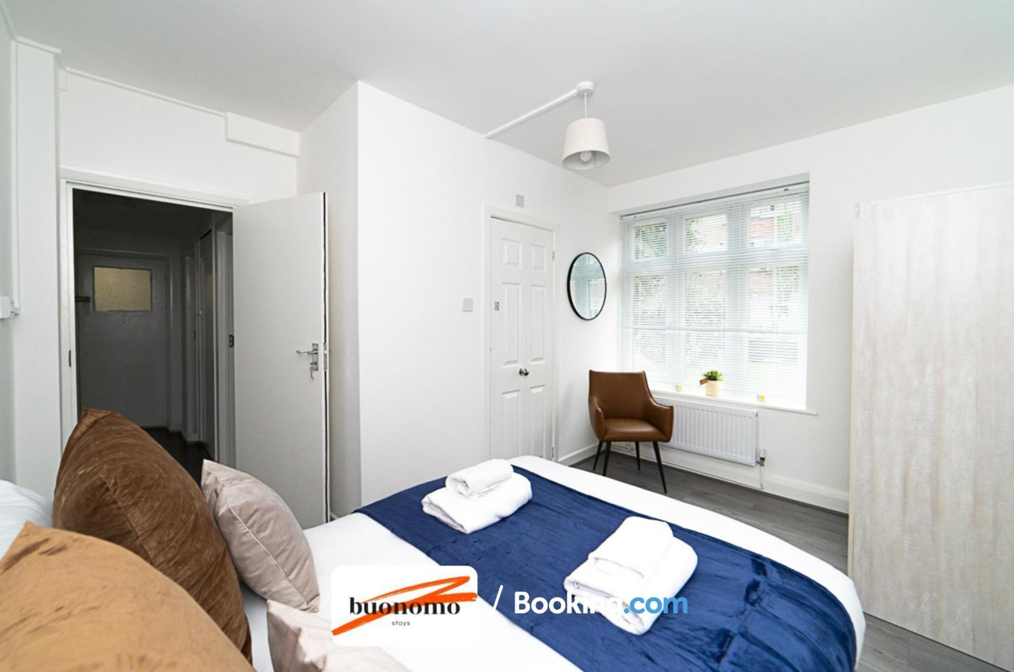Three Bedroom At Buonomo Short Lets & Serviced With Netflix & Games London
