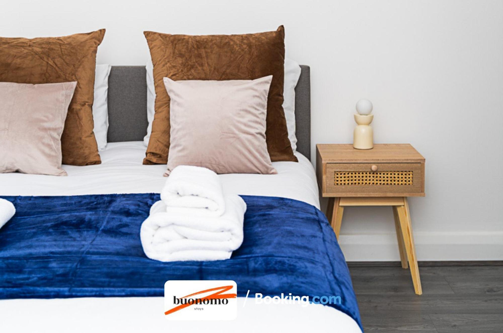 Three Bedroom At Buonomo Short Lets & Serviced With Netflix & Games Apartment London