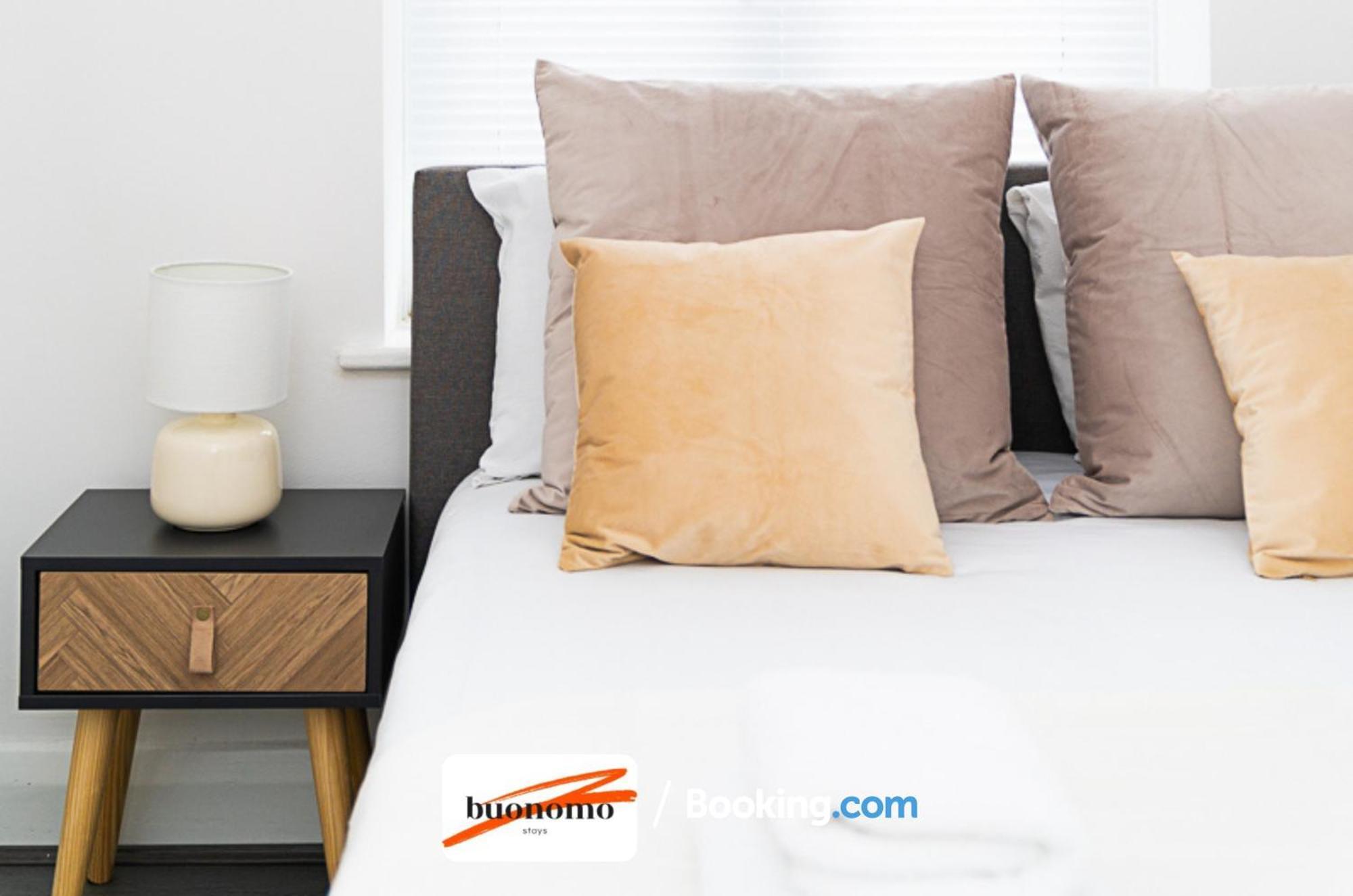 Three Bedroom At Buonomo Short Lets & Serviced With Netflix & Games Apartment London