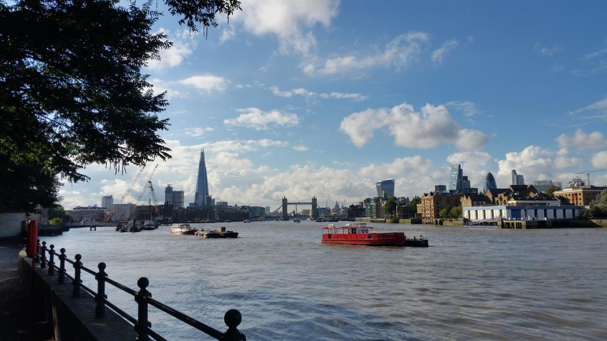 2 Bed With Garden & Free Parking Near The Thames
