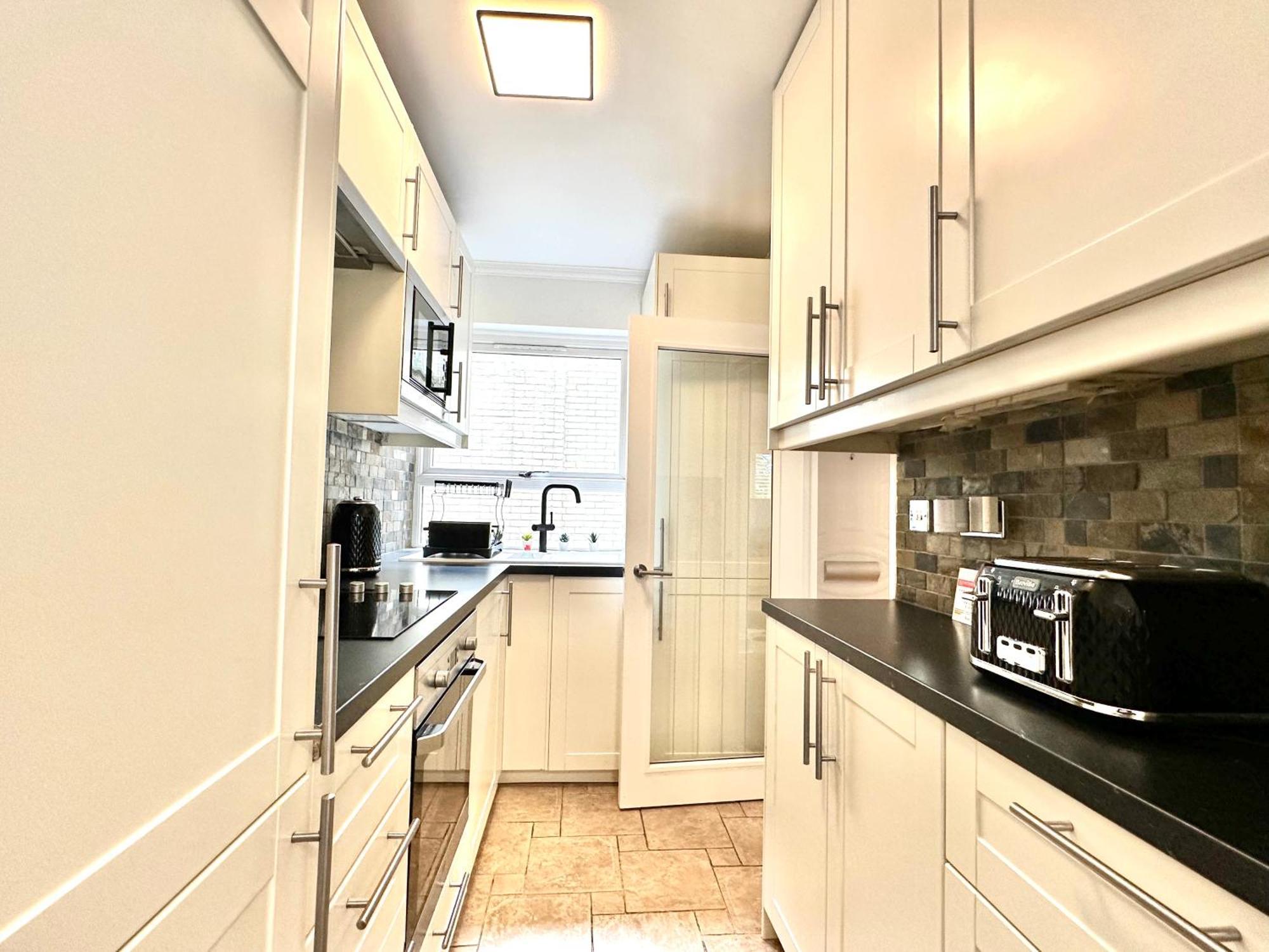 Newly Refurbished ,chic, Attractive 3 Bedroom Flat Leilighet London