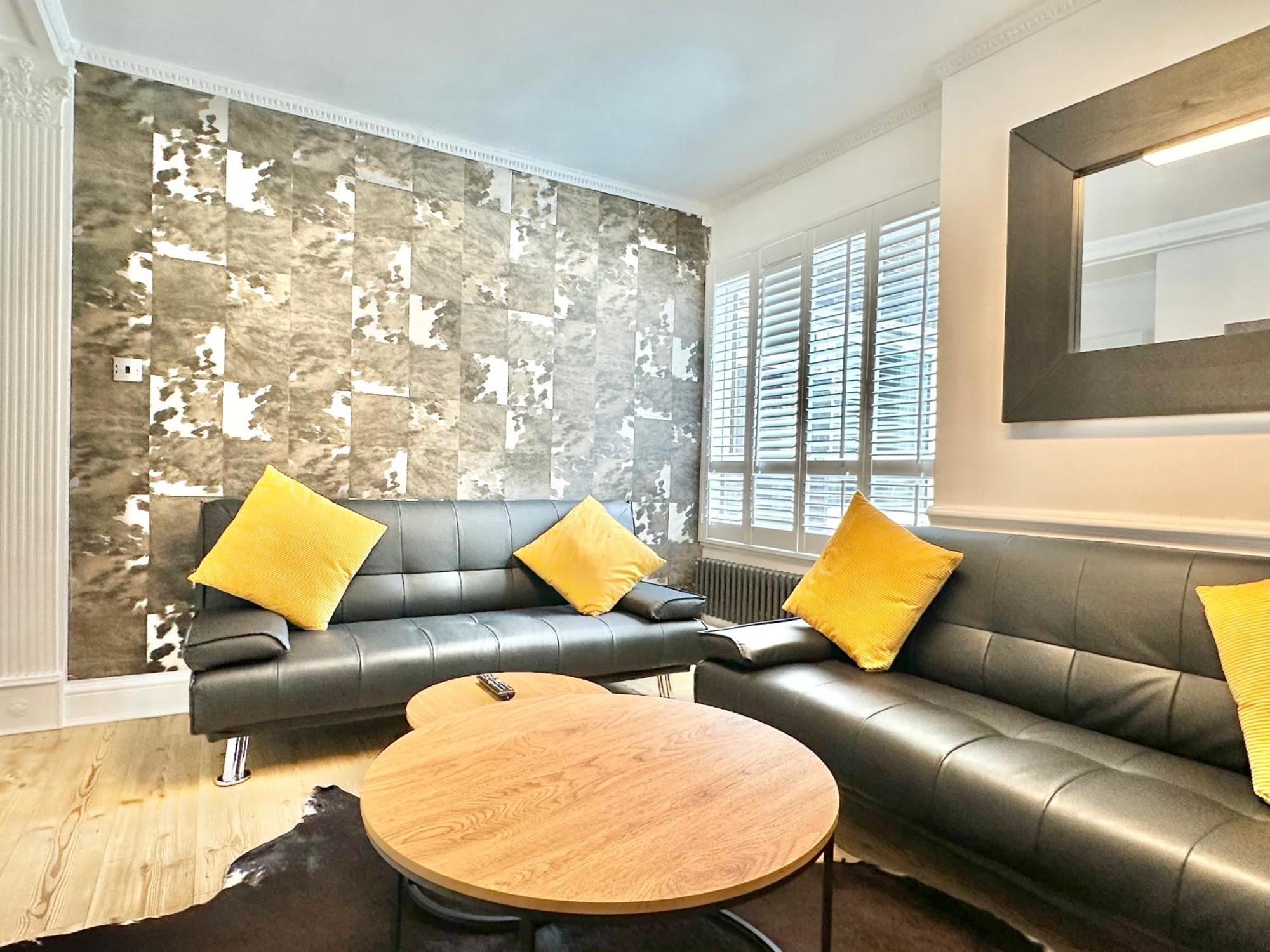 Newly Refurbished ,chic, Attractive 3 Bedroom Flat Leilighet
