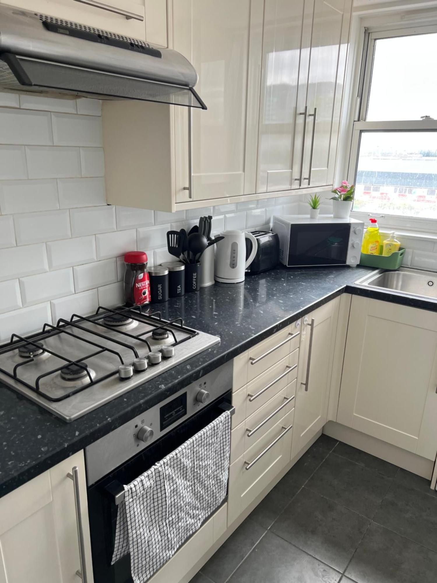 Lovely Entire Flat With Private Balcony In Euston-central Apartment