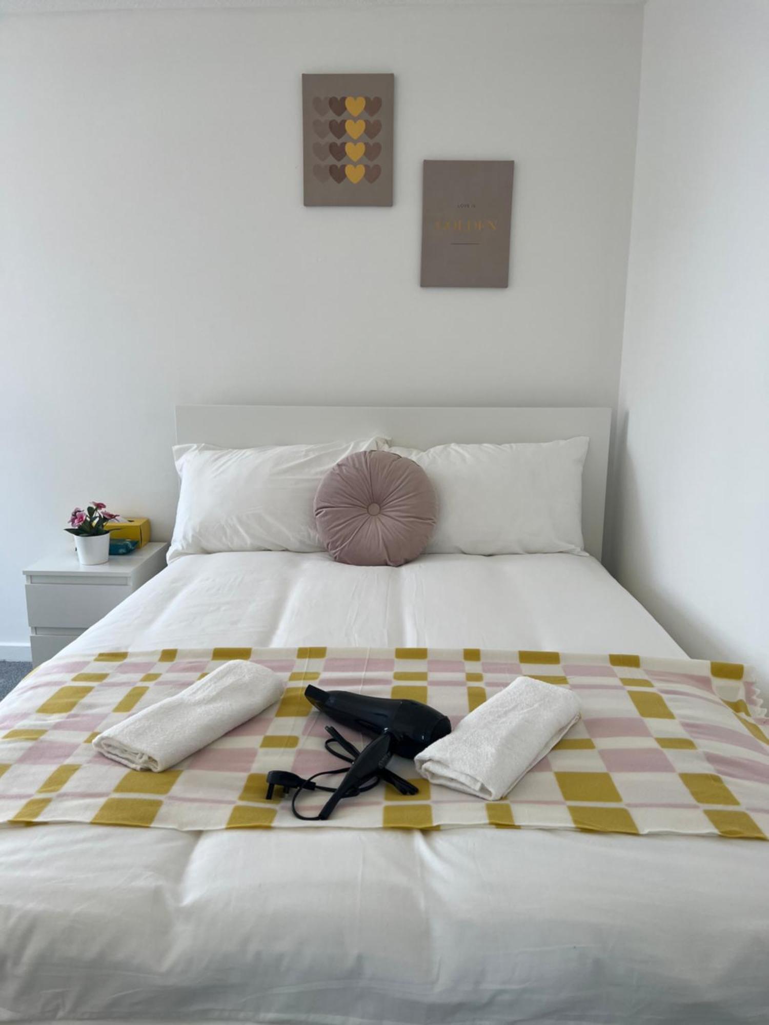 Lovely Entire Flat With Private Balcony In Euston-central *