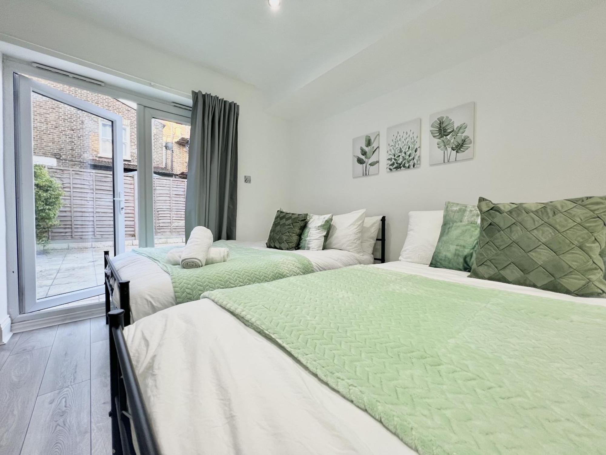 Ferienhaus Three Bedroom Apartment By Dashh Properties Short Lets & Serviced Accommodation In Shepherds Bush Sleeps 9 With Free Wifi