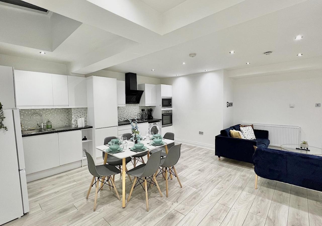 Three Bedroom Apartment By Dashh Properties Short Lets & Serviced Accommodation In Shepherds Bush Sleeps 9 With Free Wifi *