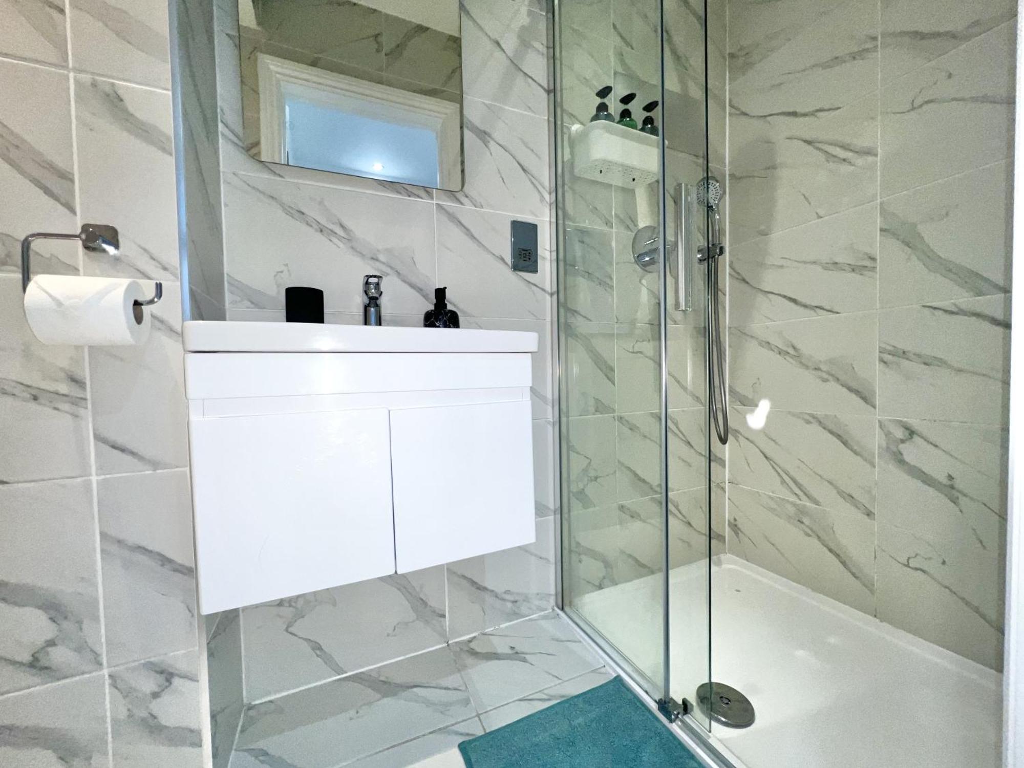 Three Bedroom Apartment By Dashh Properties Short Lets & Serviced Accommodation In Shepherds Bush Sleeps 9 With Free Wifi London
