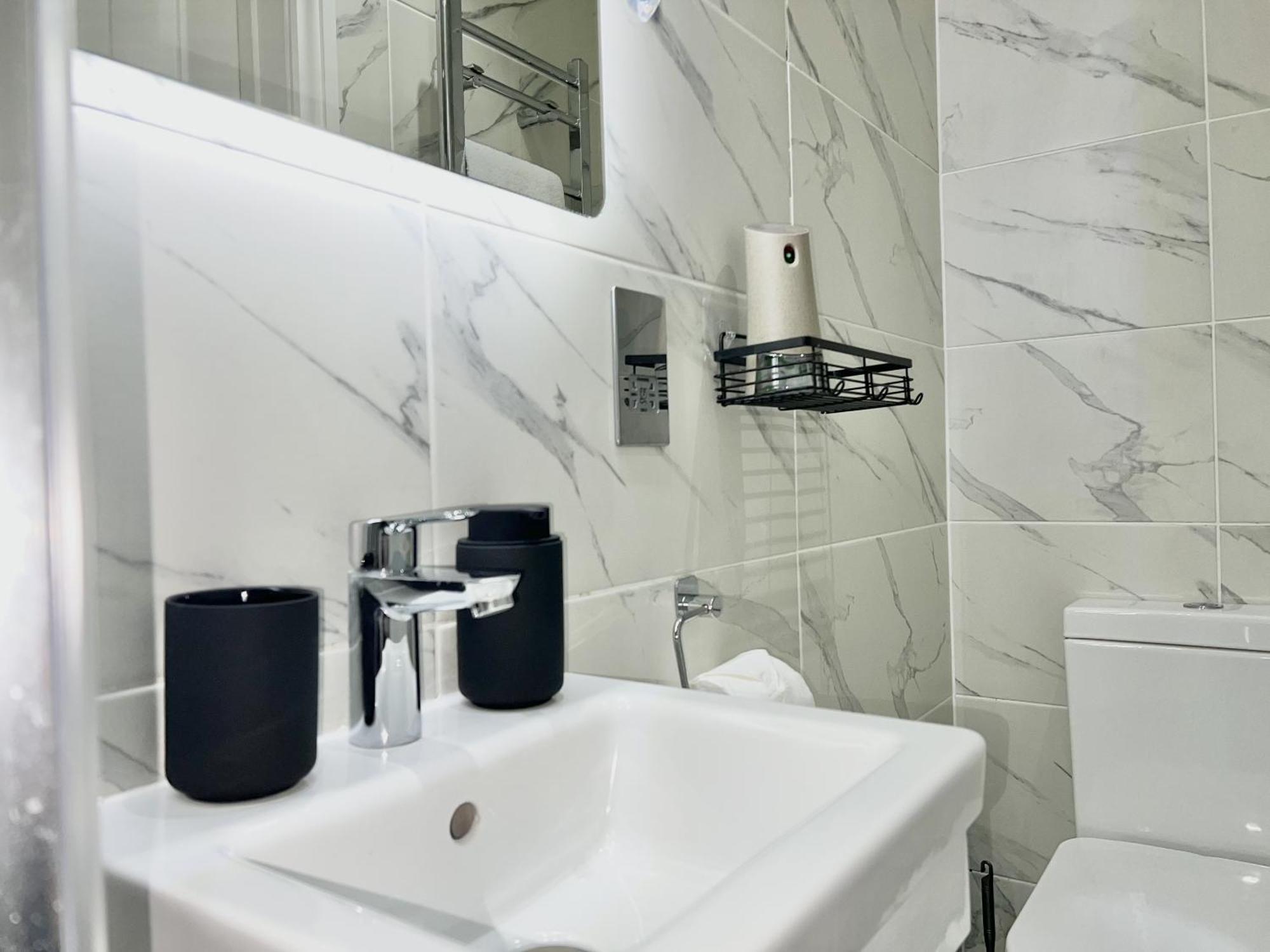 Three Bedroom Apartment By Dashh Properties Short Lets & Serviced Accommodation In Shepherds Bush Sleeps 9 With Free Wifi Ferienhaus *