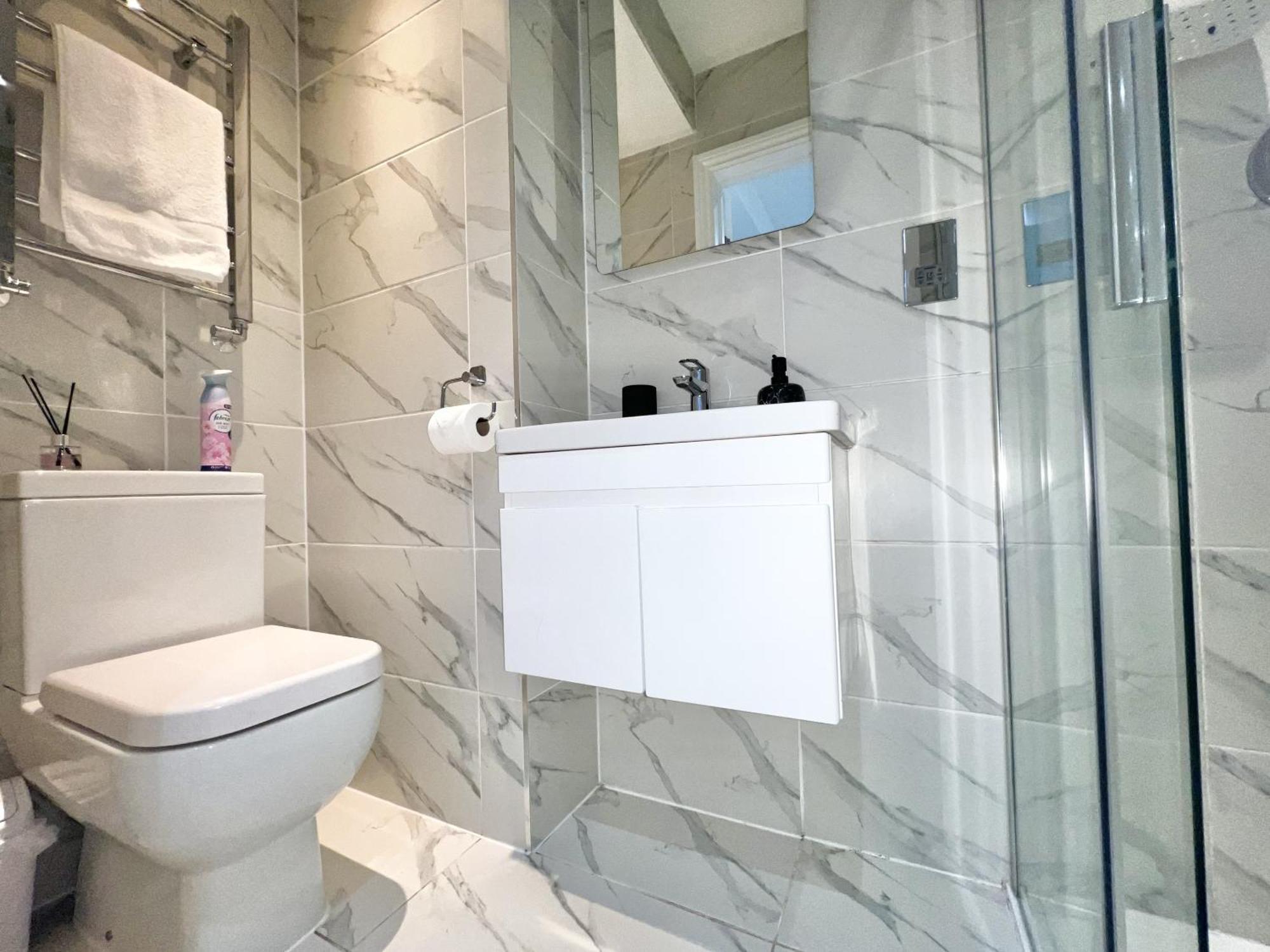 Ferienhaus Three Bedroom Apartment By Dashh Properties Short Lets & Serviced Accommodation In Shepherds Bush Sleeps 9 With Free Wifi London