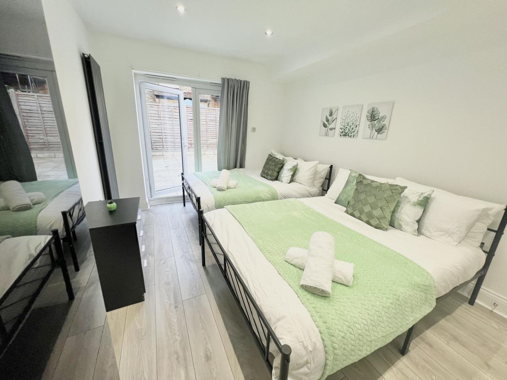 Three Bedroom Apartment By Dashh Properties Short Lets & Serviced Accommodation In Shepherds Bush Sleeps 9 With Free Wifi London