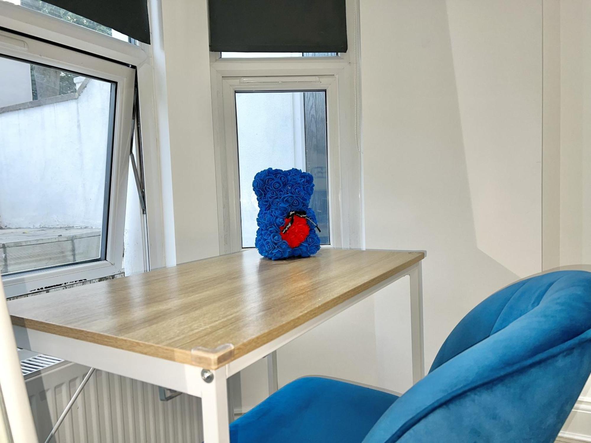 Three Bedroom Apartment By Dashh Properties Short Lets & Serviced Accommodation In Shepherds Bush Sleeps 9 With Free Wifi Ferienhaus London