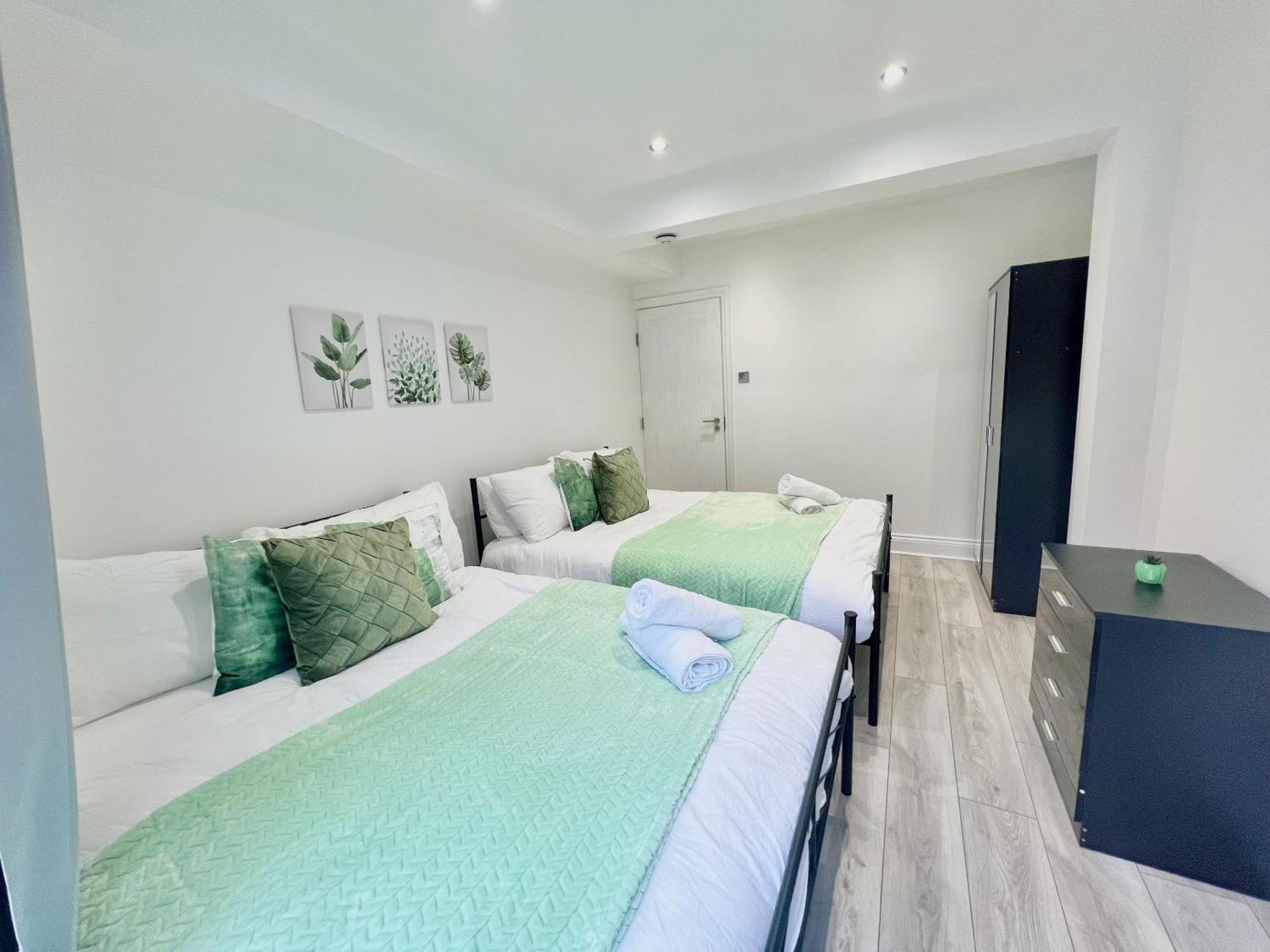 Three Bedroom Apartment By Dashh Properties Short Lets & Serviced Accommodation In Shepherds Bush Sleeps 9 With Free Wifi Ferienhaus